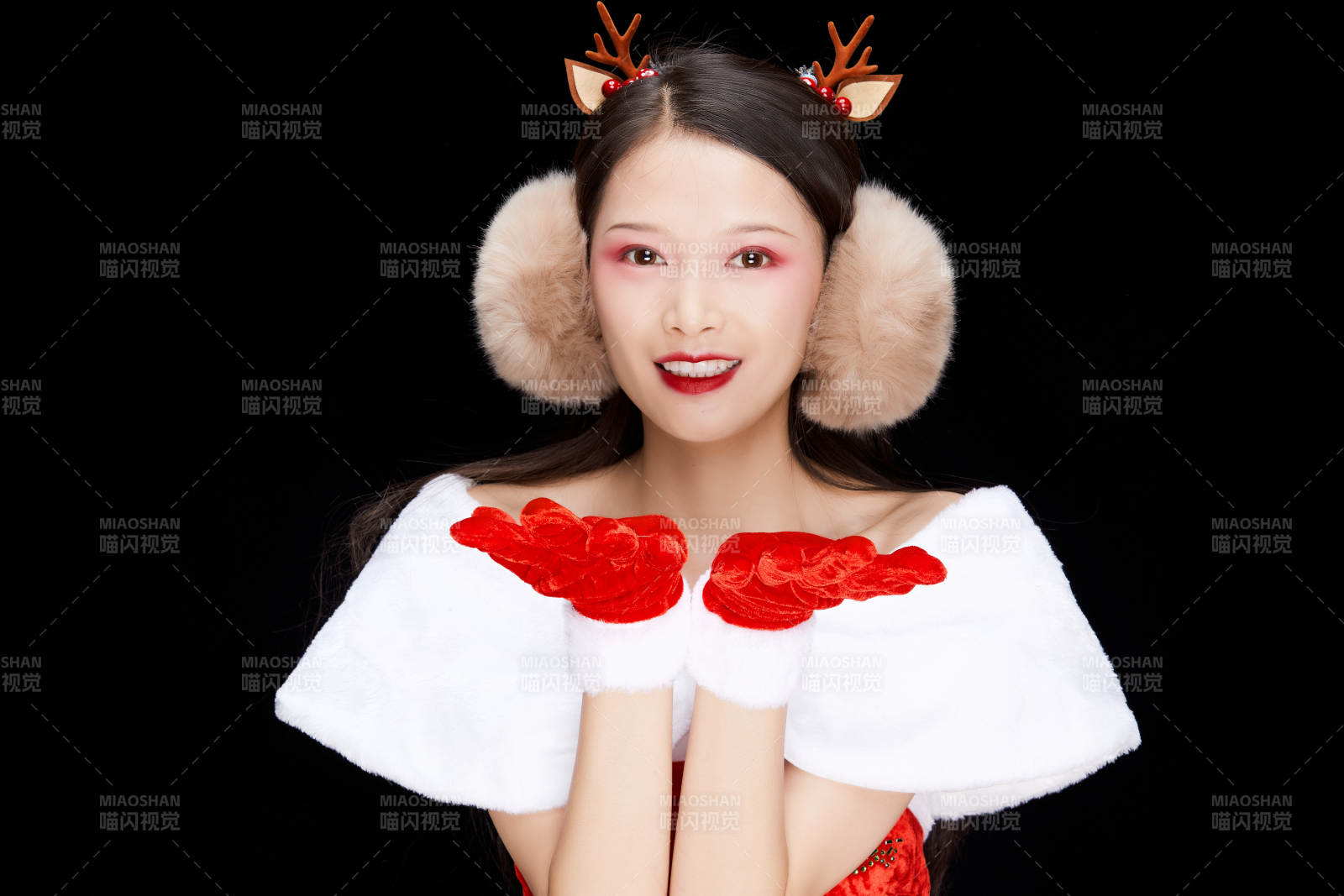 身穿圣诞服饰手提购物袋性感可爱的圣诞女郎