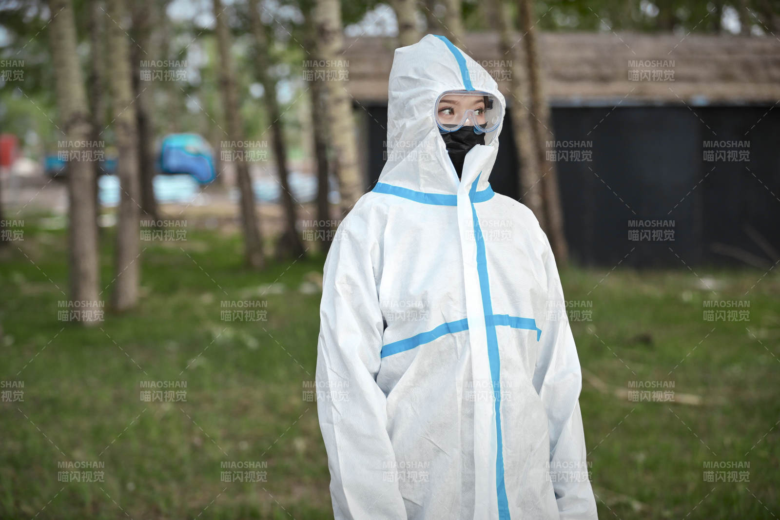 穿白色防护服佩戴护目镜口罩的女性防护人员