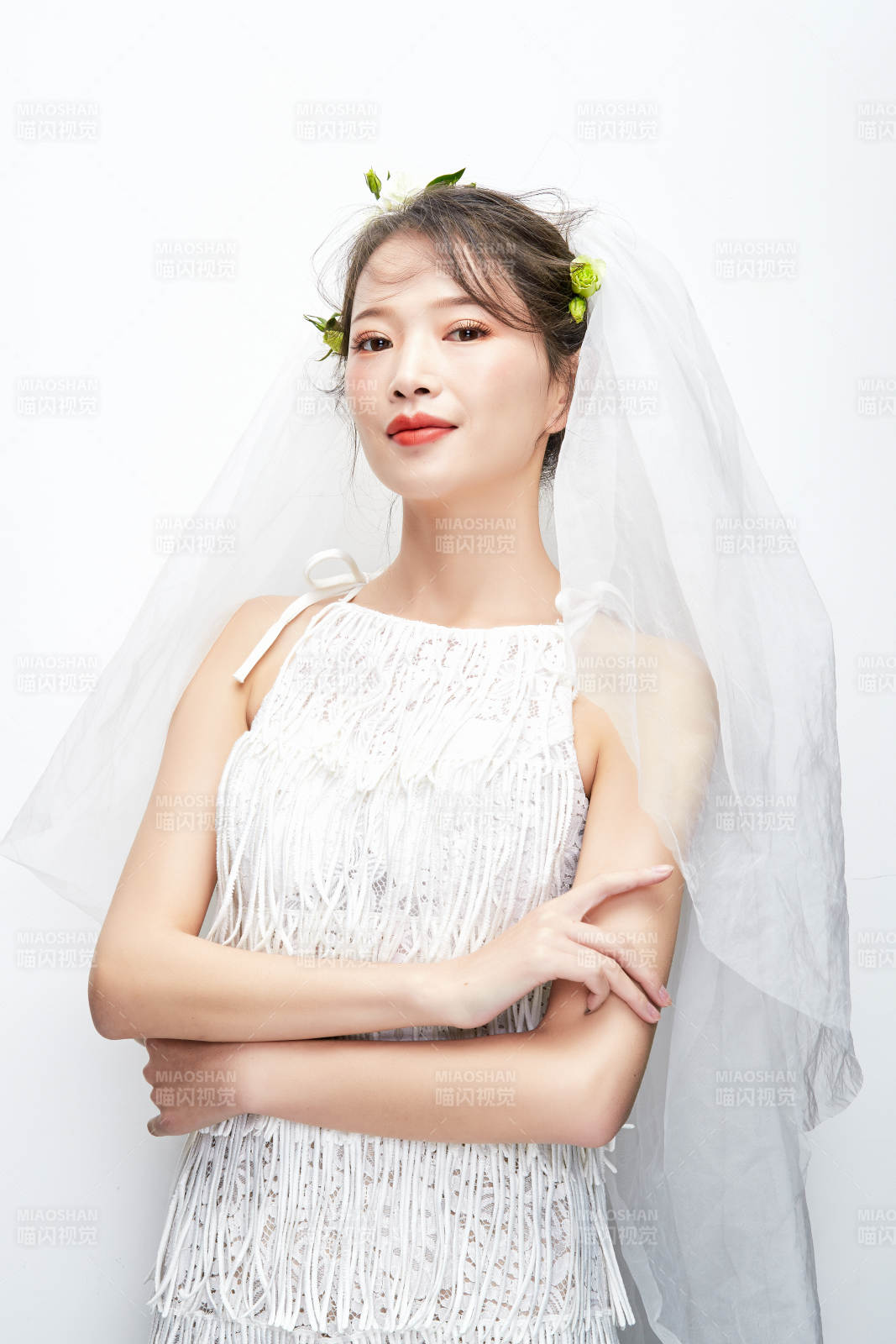 棚拍白色背景下的新娘美妆图片