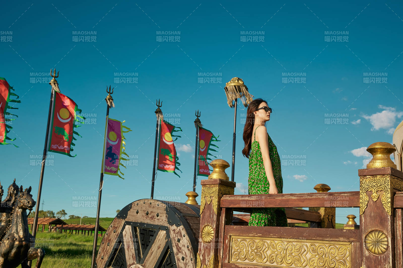 草原濕地公園游玩拍照的亞洲少女