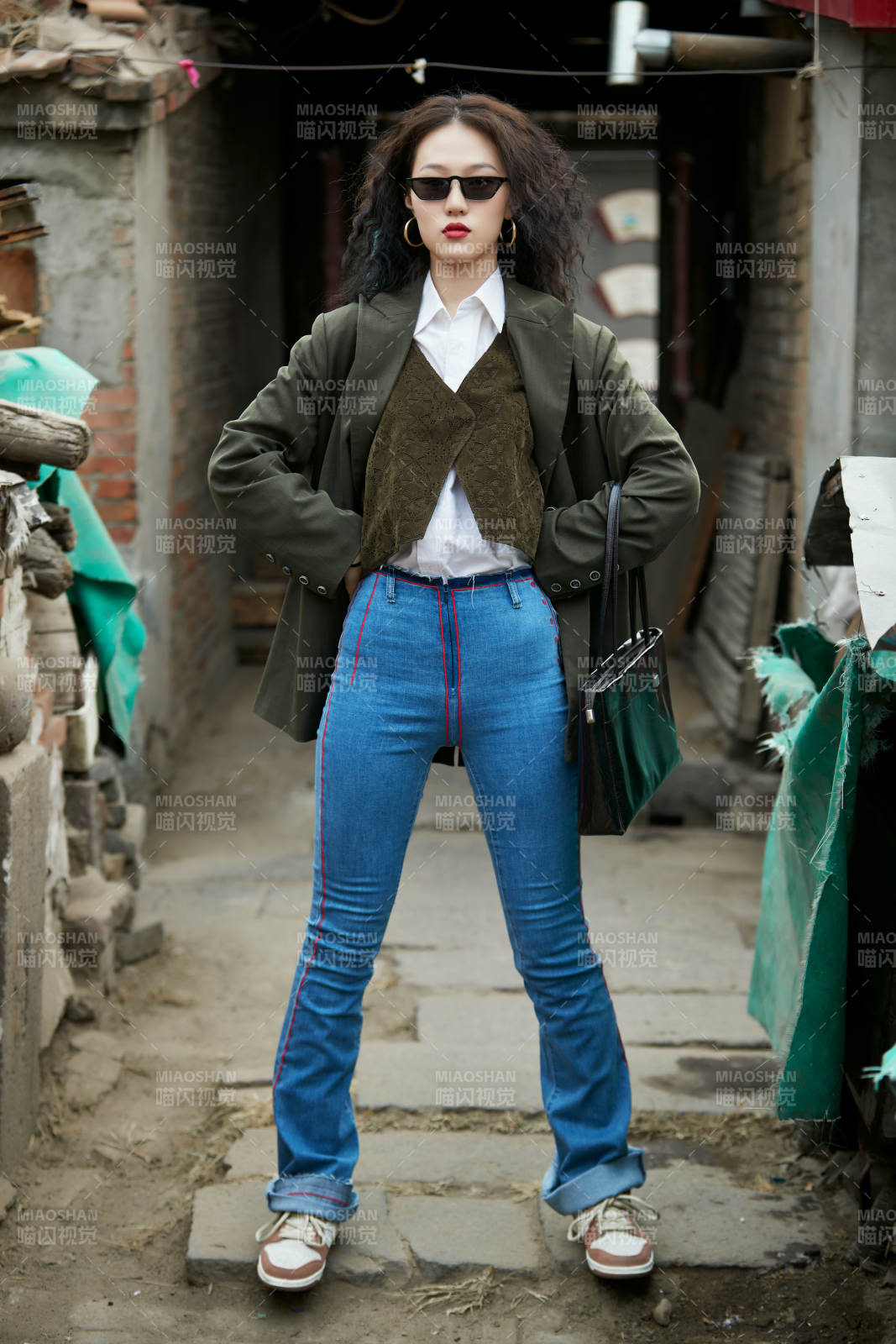 老舊城區里穿著復古港風的美麗清純少女