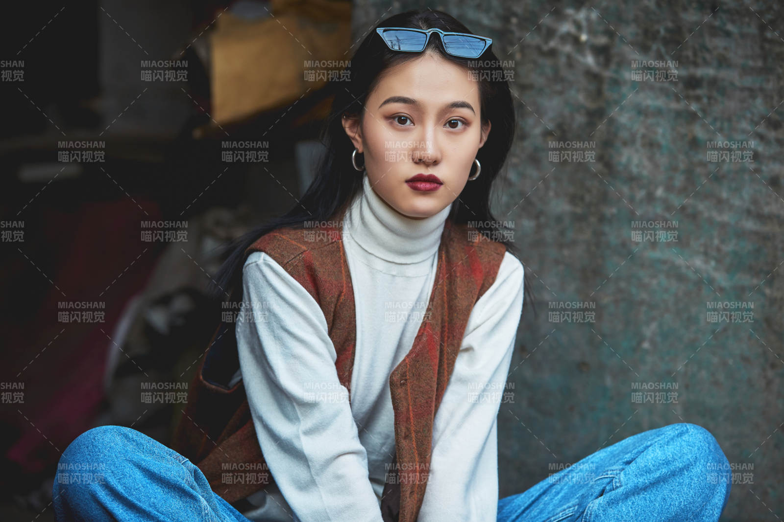 老舊城區里穿著復古港風的美麗清純少女