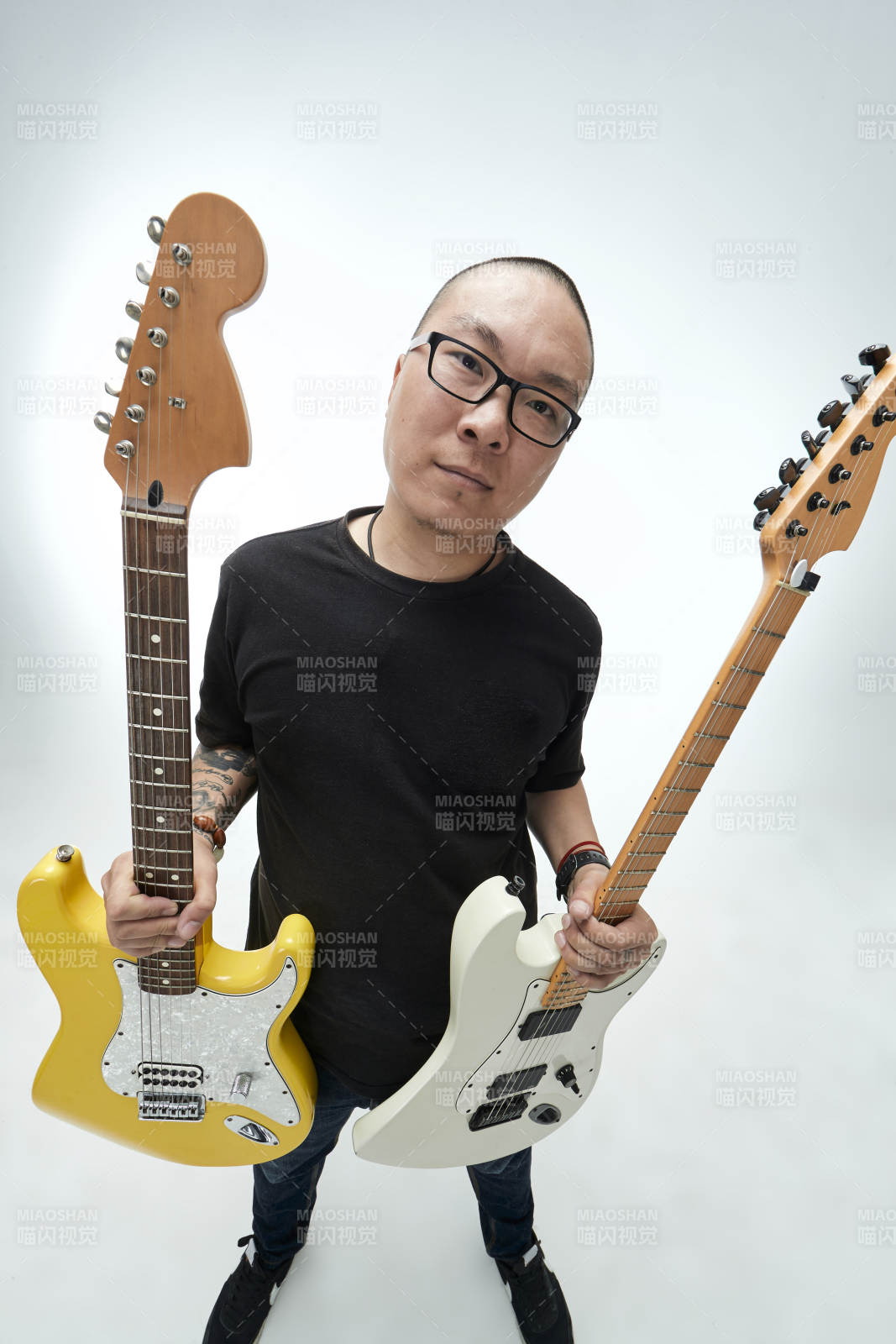 手持電吉他展示演奏的亞洲男性搖滾樂手人像