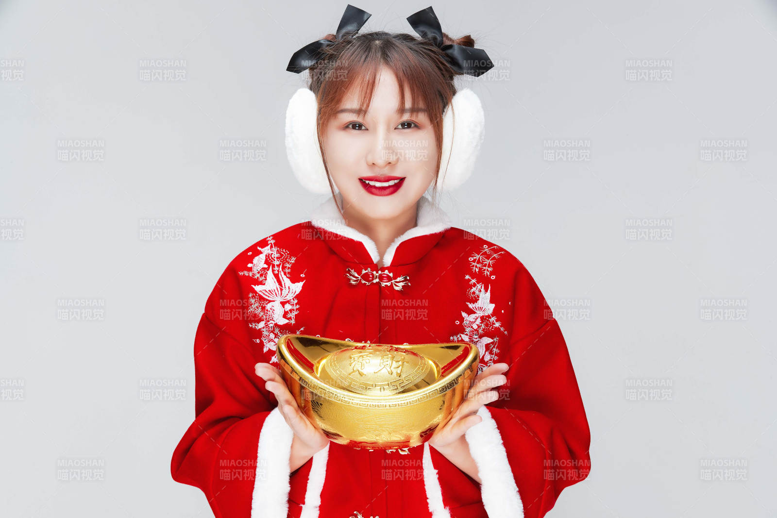 手捧金元寶身穿喜慶漢服的可愛少女