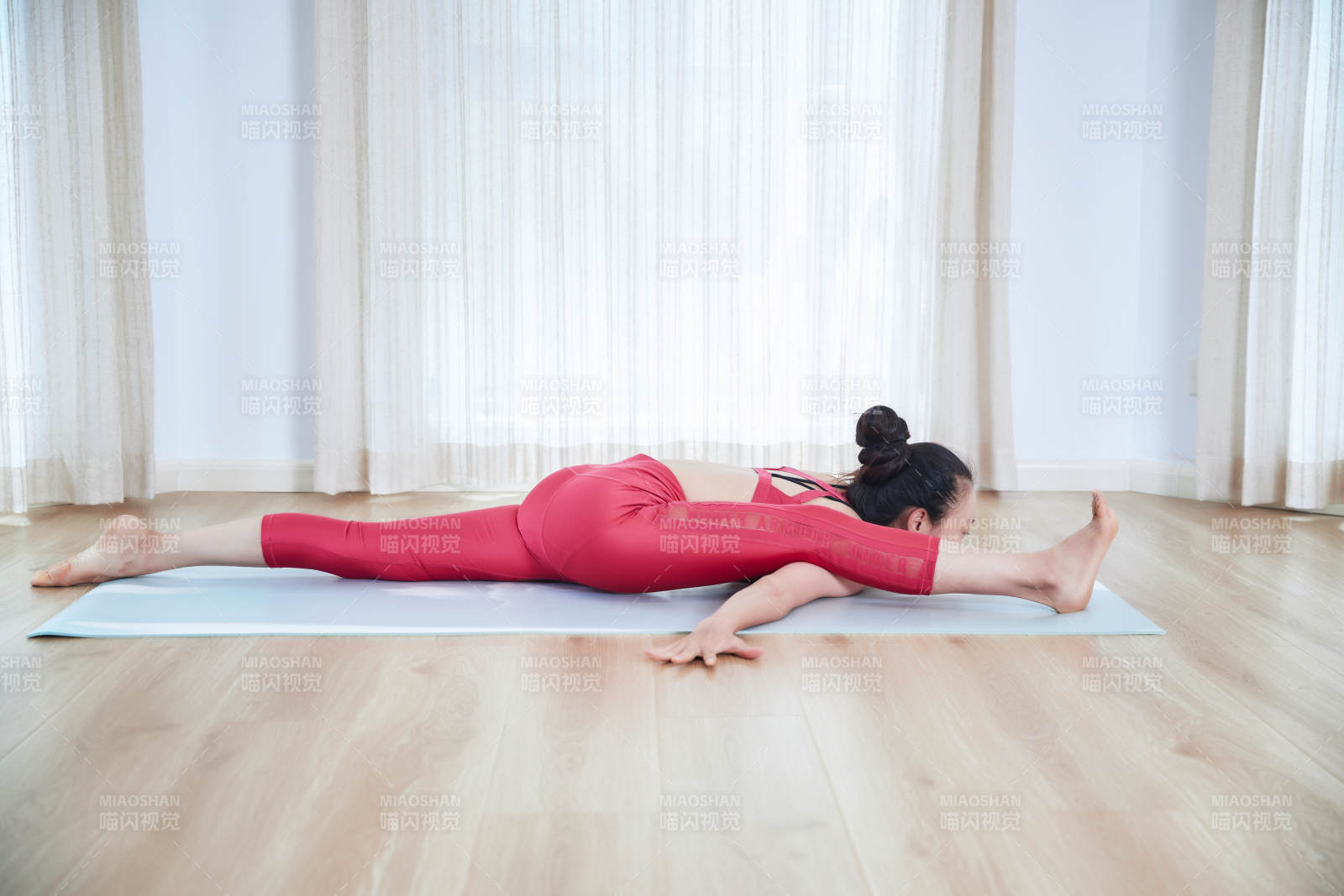 做瑜伽动作的亚洲年轻女性