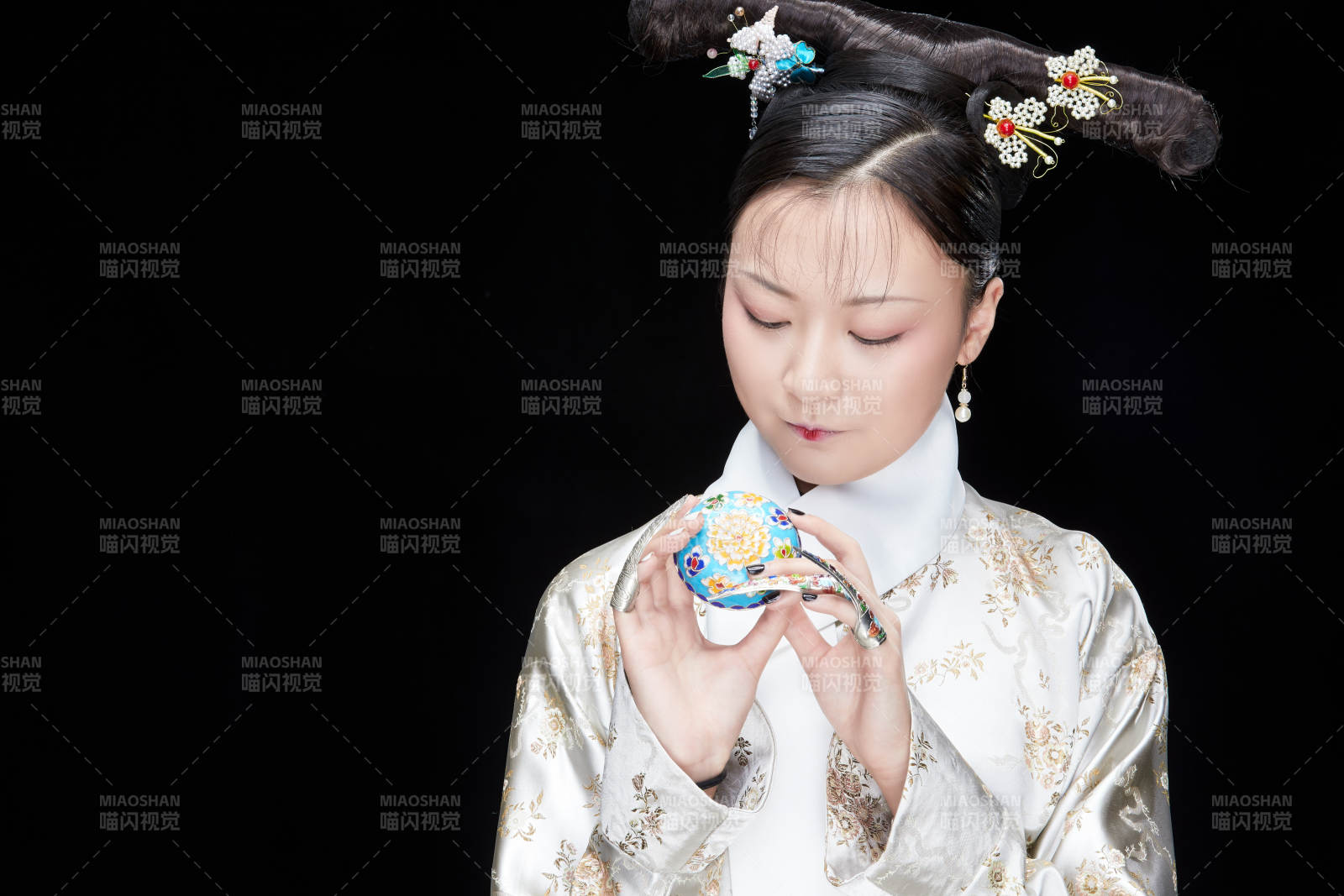 黑色背景下的清代女性古裝造型清朝古裝