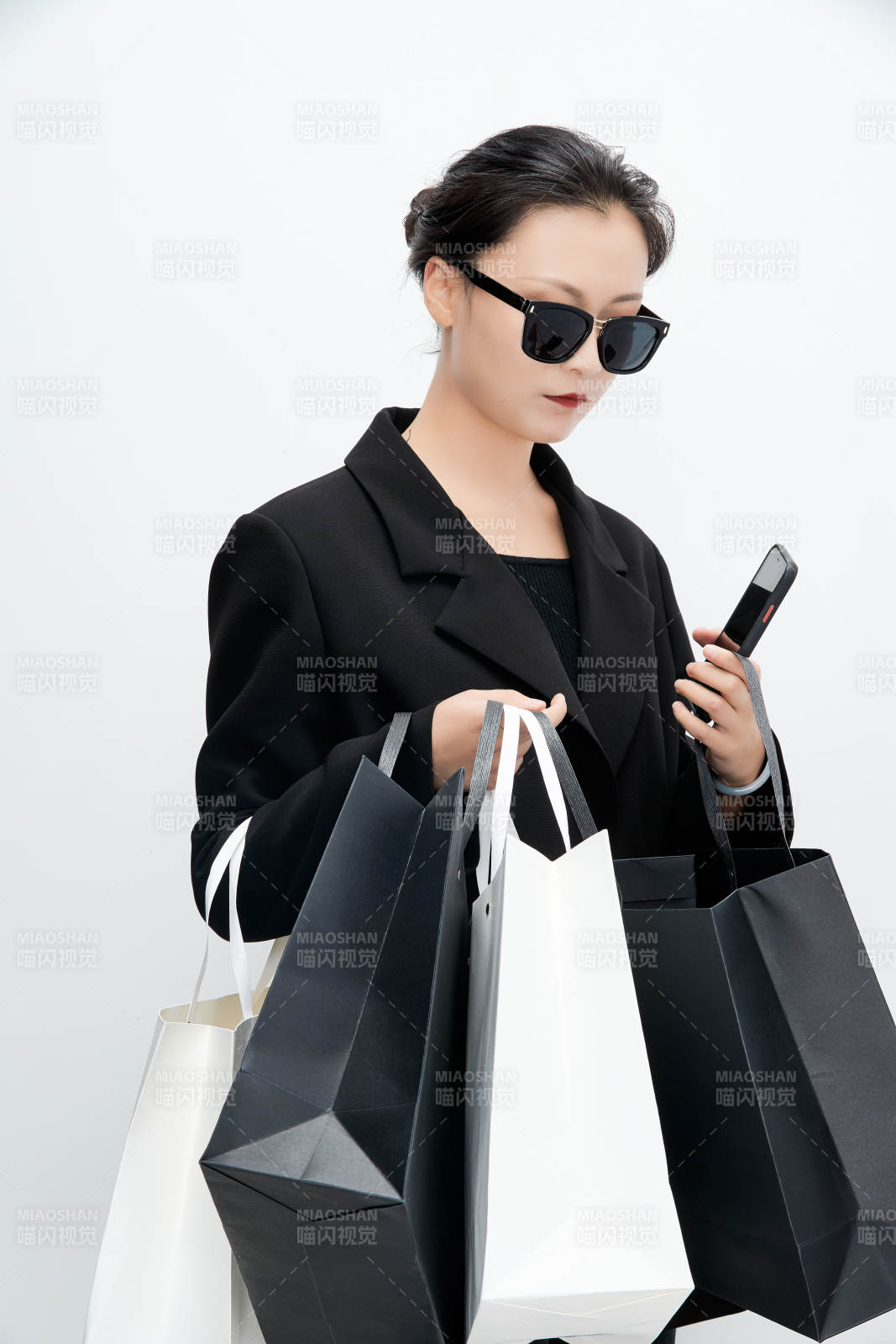 白色背景下手提購物袋時尚美麗的亞洲少女