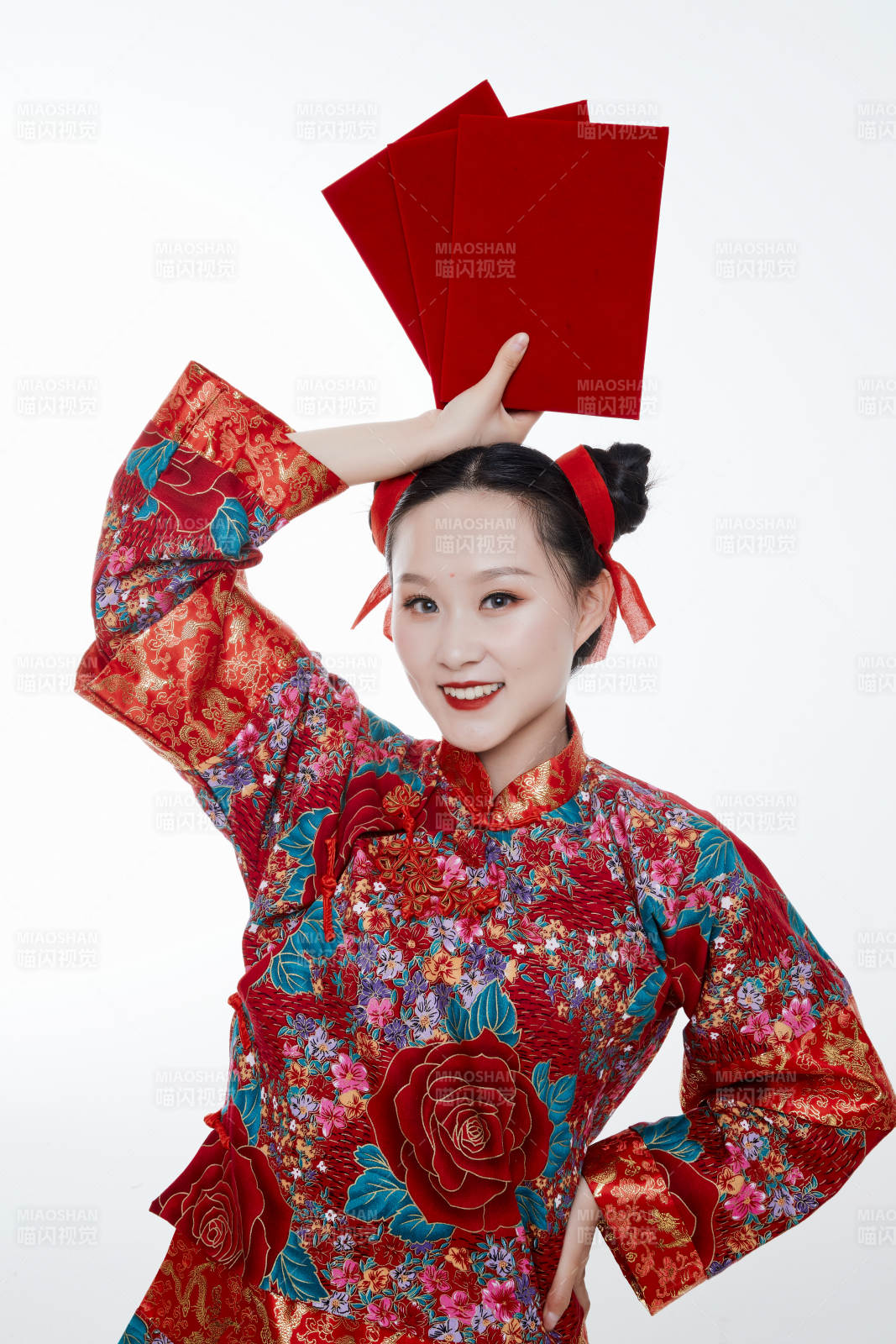 身穿中國傳統服飾的青年女性