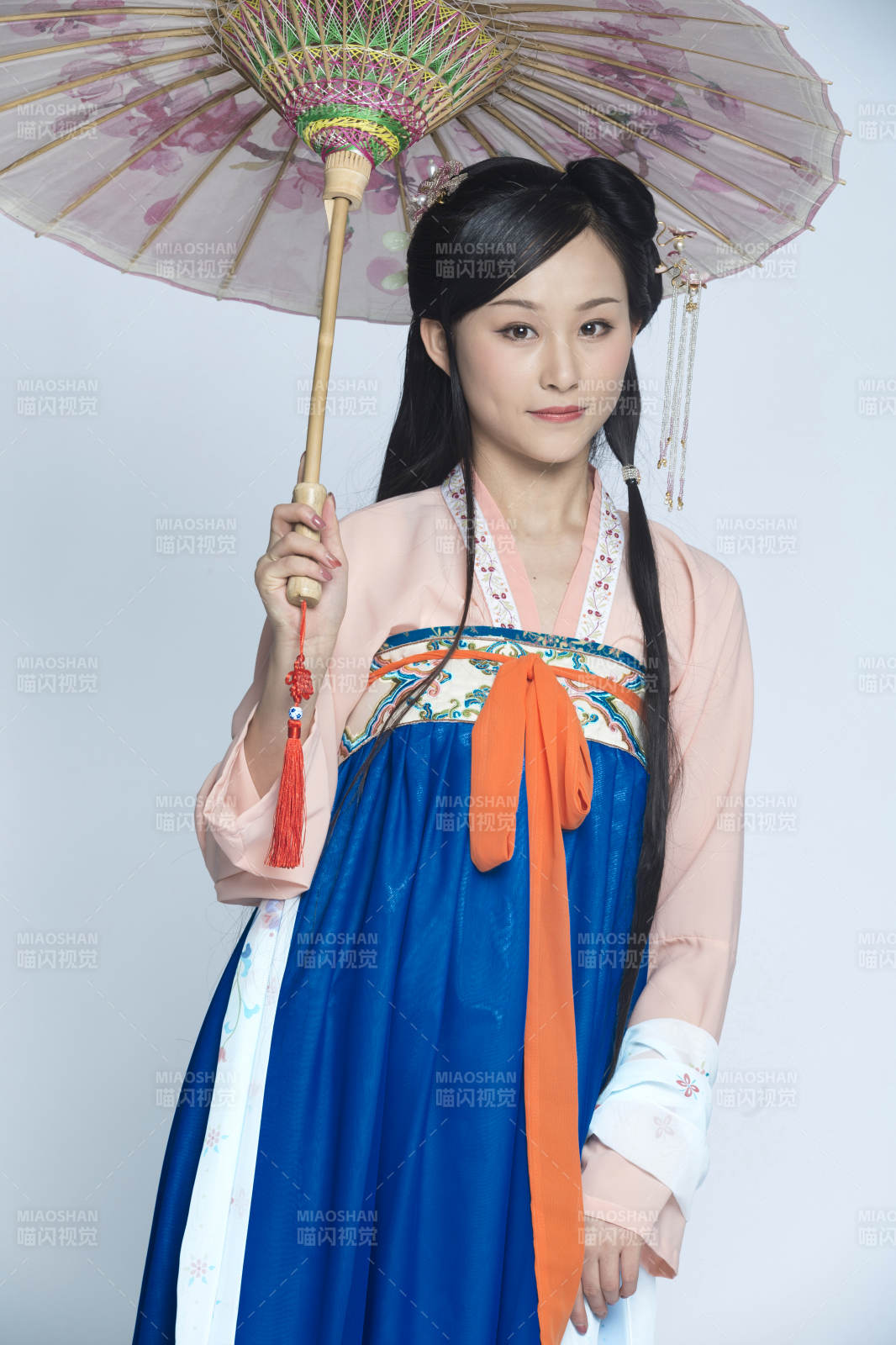 身穿古裝的漢服女性人像漢服影棚拍攝