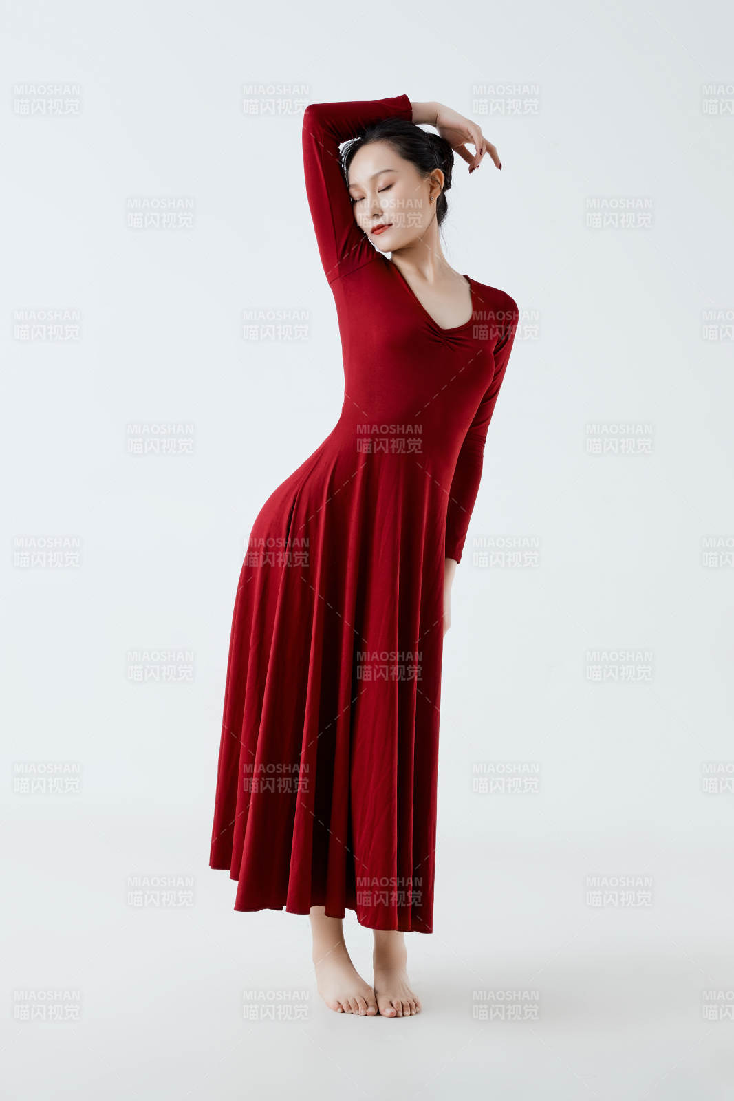 穿着红色长裙翩翩起舞的少女