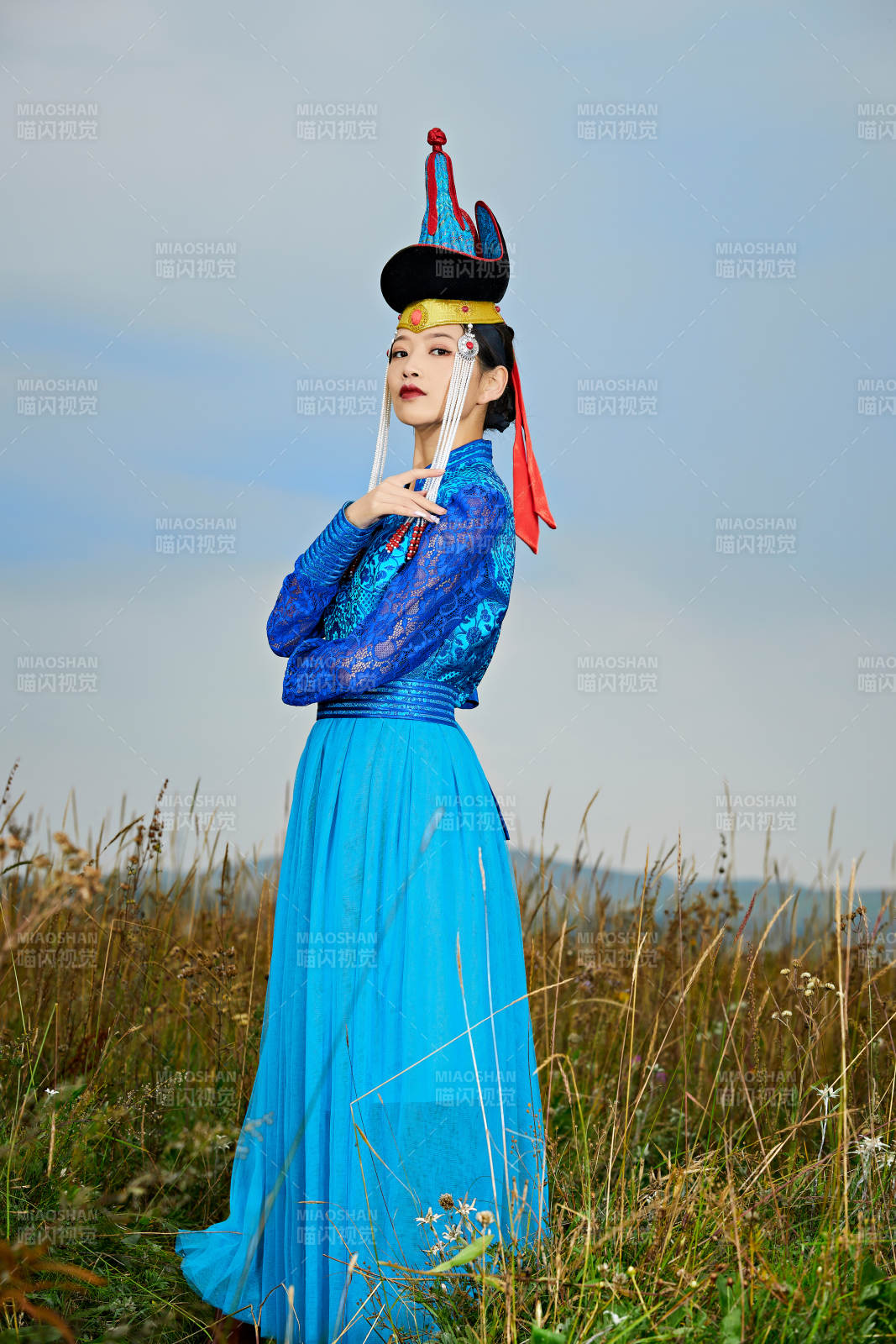 草原上身穿豪華蒙古族服飾的蒙族少女