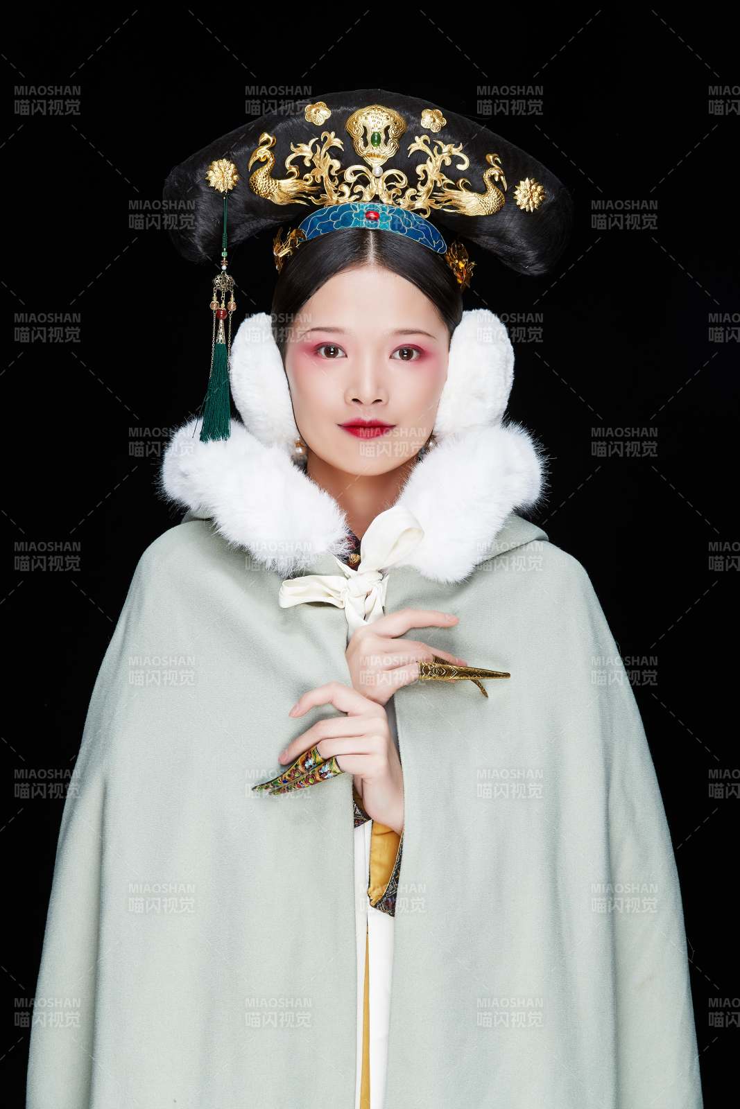 黑色背景下的清代女性古裝造型清朝古裝