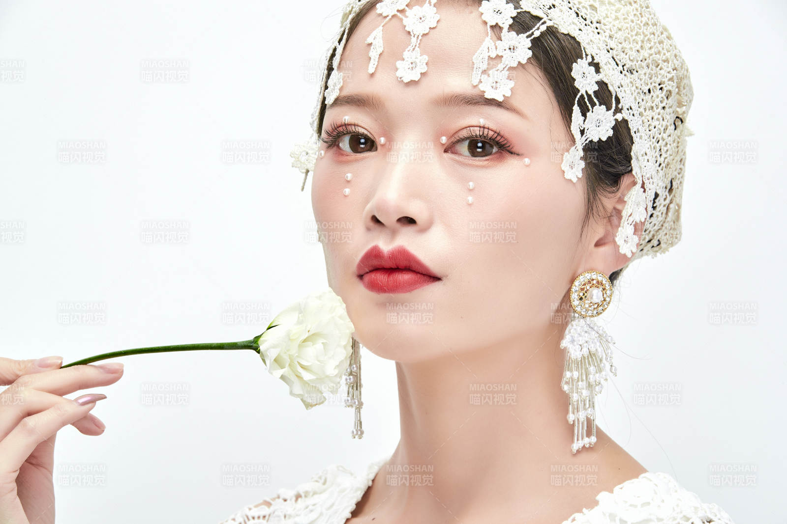 棚拍白色背景下的新娘美妝