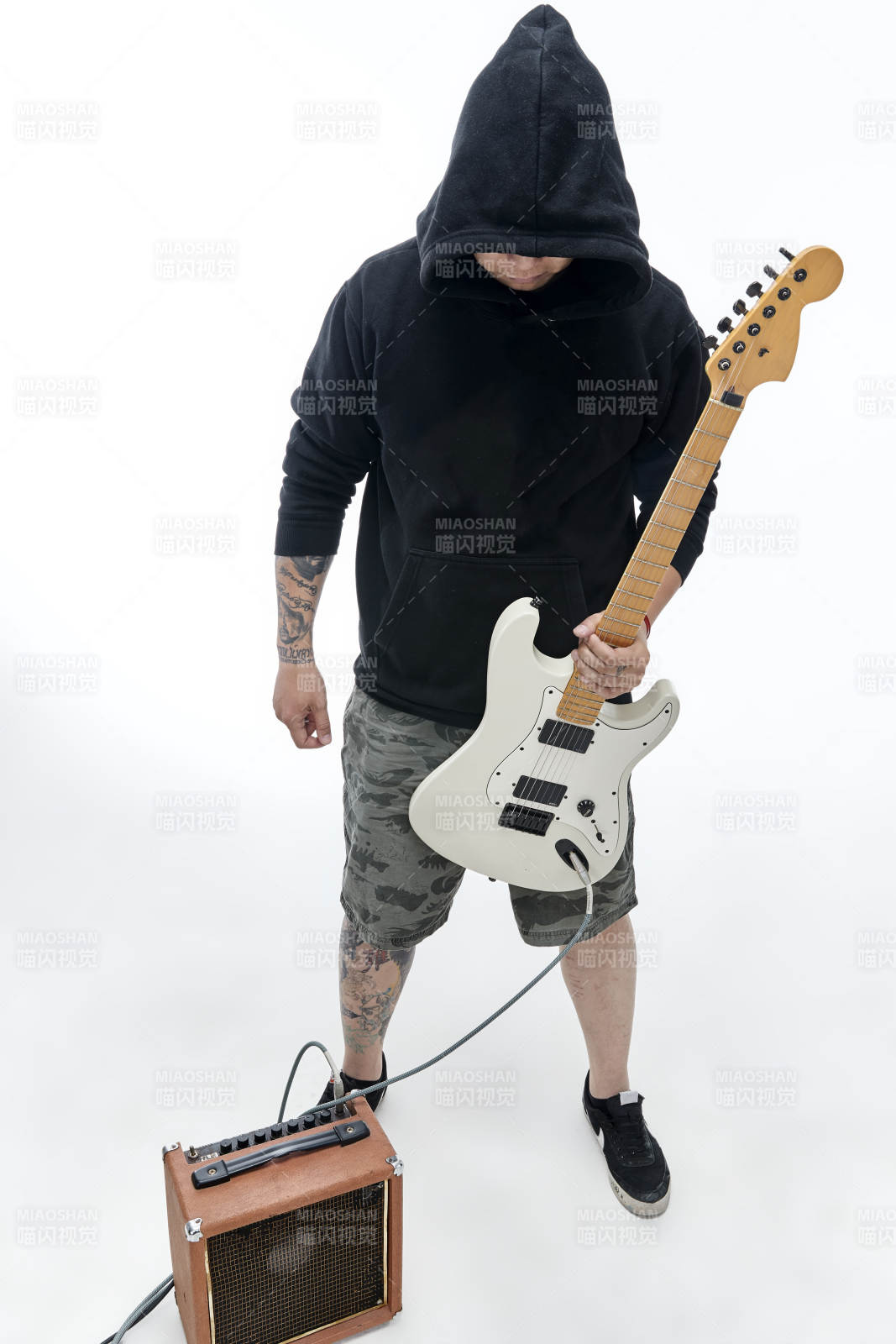 手持電吉他展示演奏的亞洲男性搖滾樂手人像