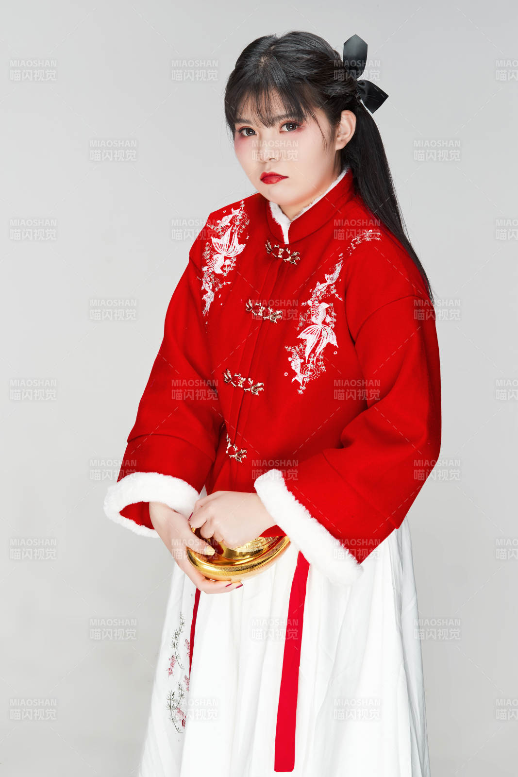 手捧金元寶身穿喜慶漢服的可愛少女