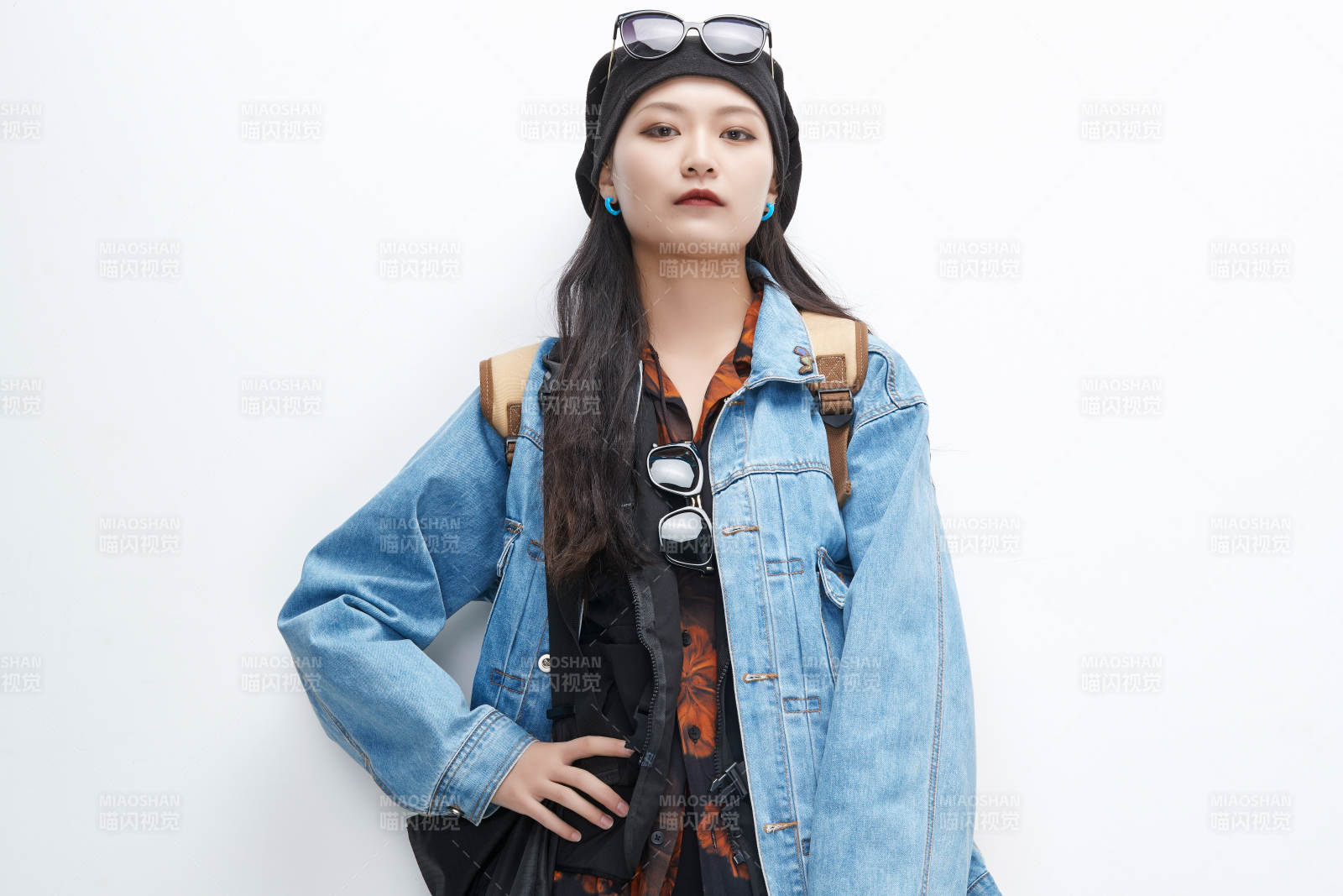 出門旅行手上拿著單反相機的美麗亞洲女孩