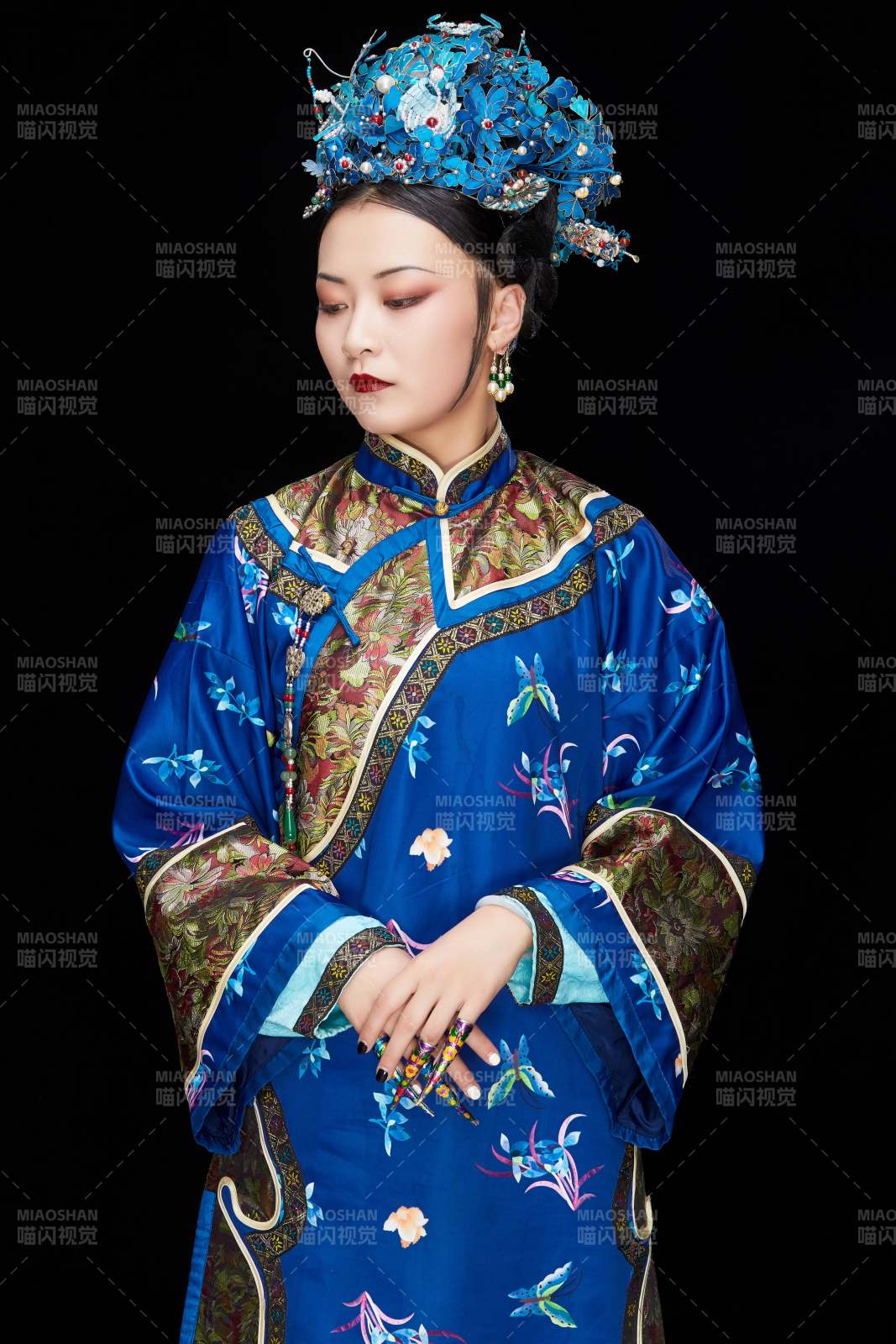黑色背景下的清代女性古裝造型清朝古裝