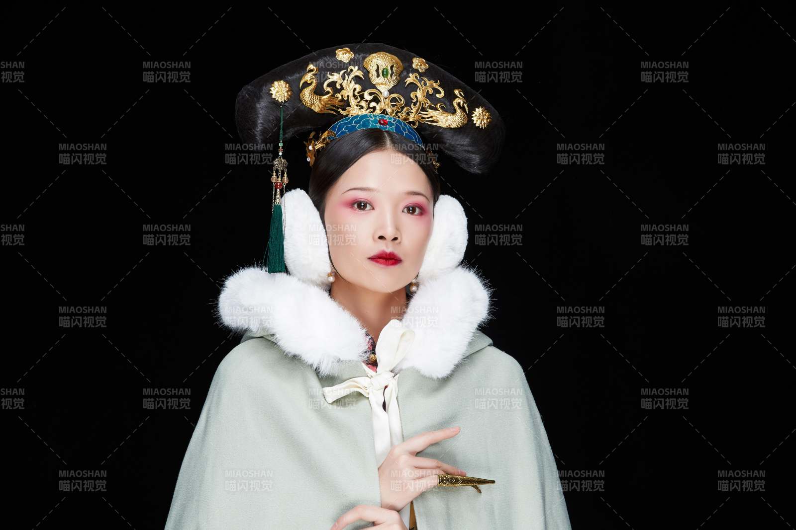 黑色背景下的清代女性古裝造型清朝古裝