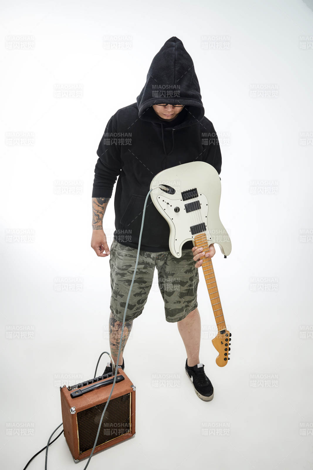手持電吉他展示演奏的亞洲男性搖滾樂手人像
