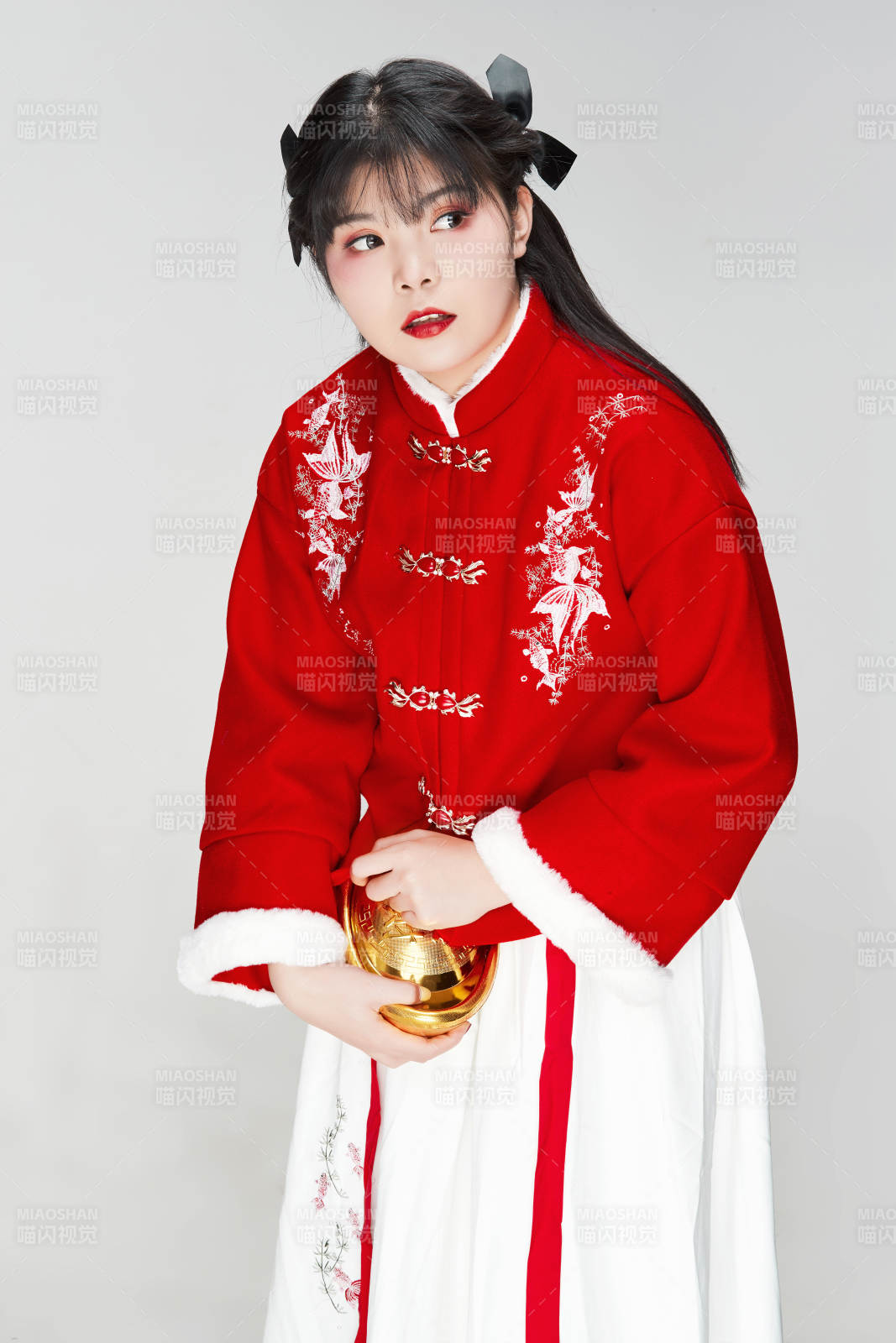 手捧金元寶身穿喜慶漢服的可愛少女