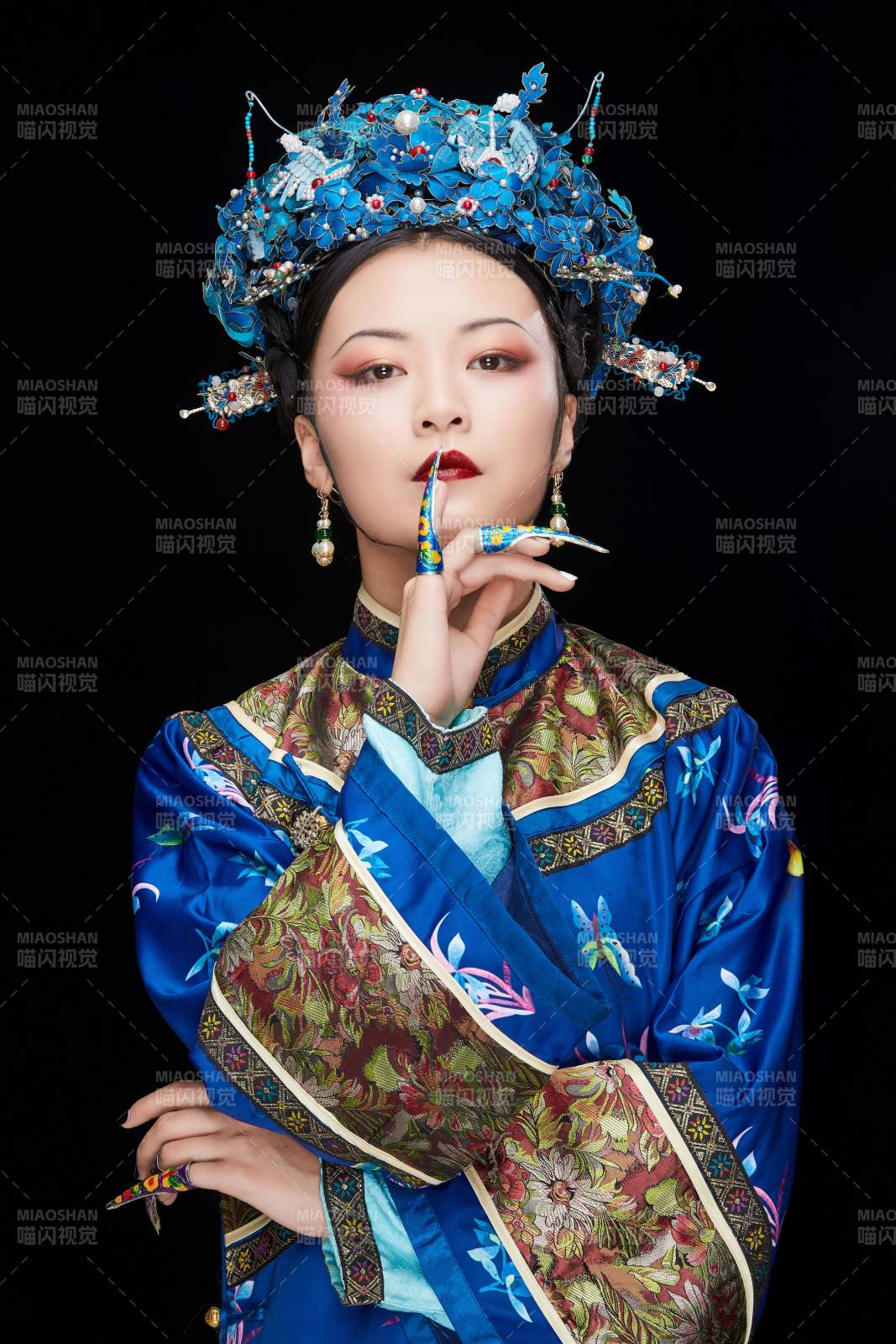 黑色背景下的清代女性古裝造型清朝古裝