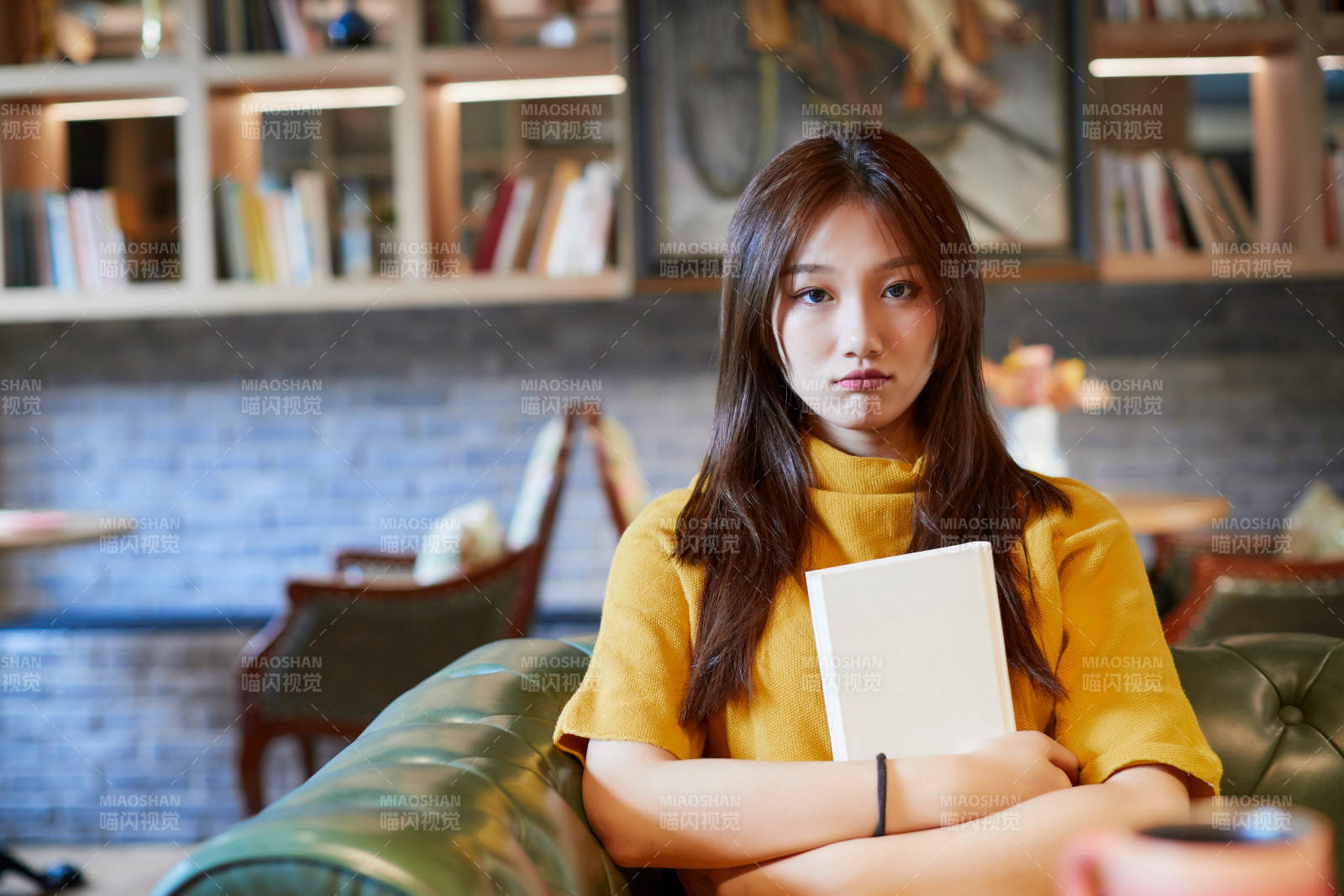 在圖書咖啡館閱讀書籍的少女