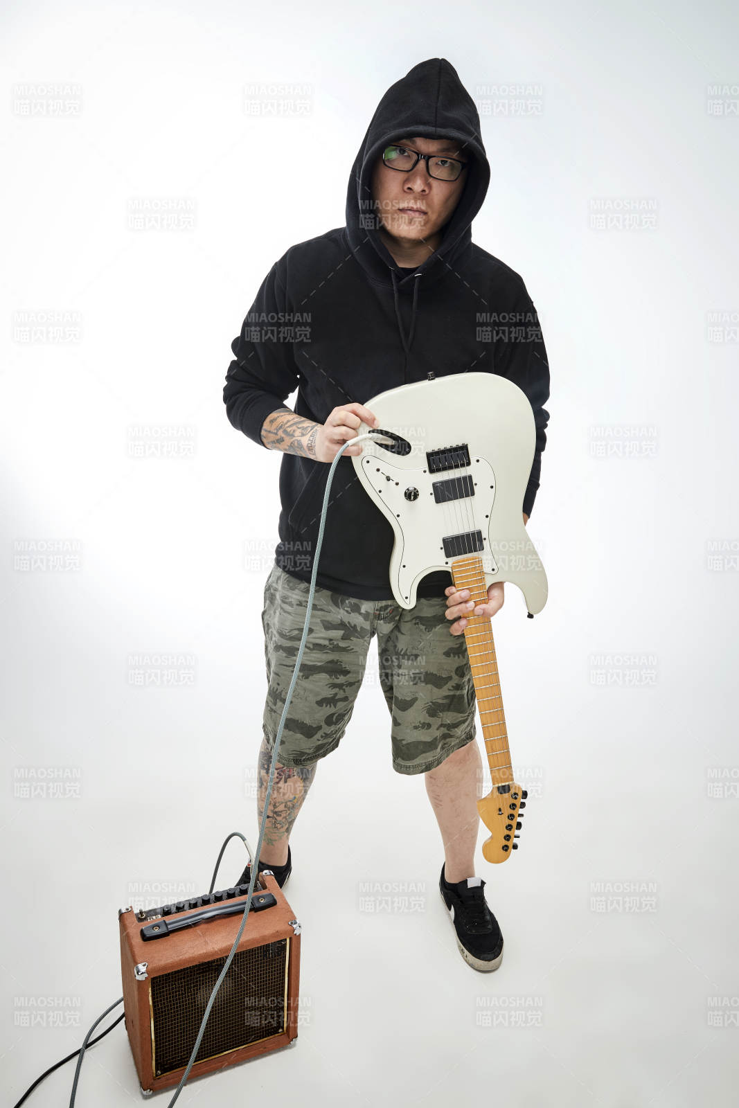 手持電吉他展示演奏的亞洲男性搖滾樂(lè)手人像