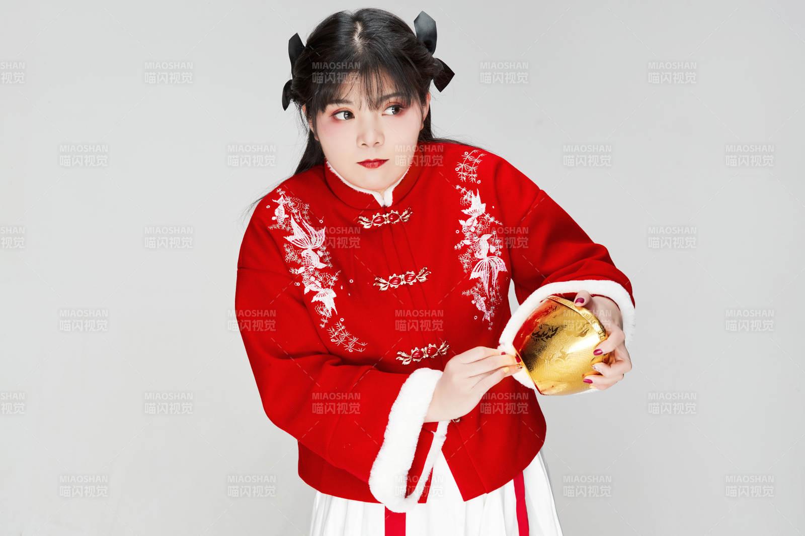 手捧金元寶身穿喜慶漢服的可愛少女