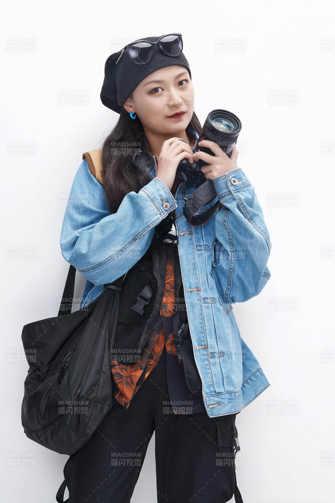 出門旅行手上拿著單反相機的美麗亞洲女孩