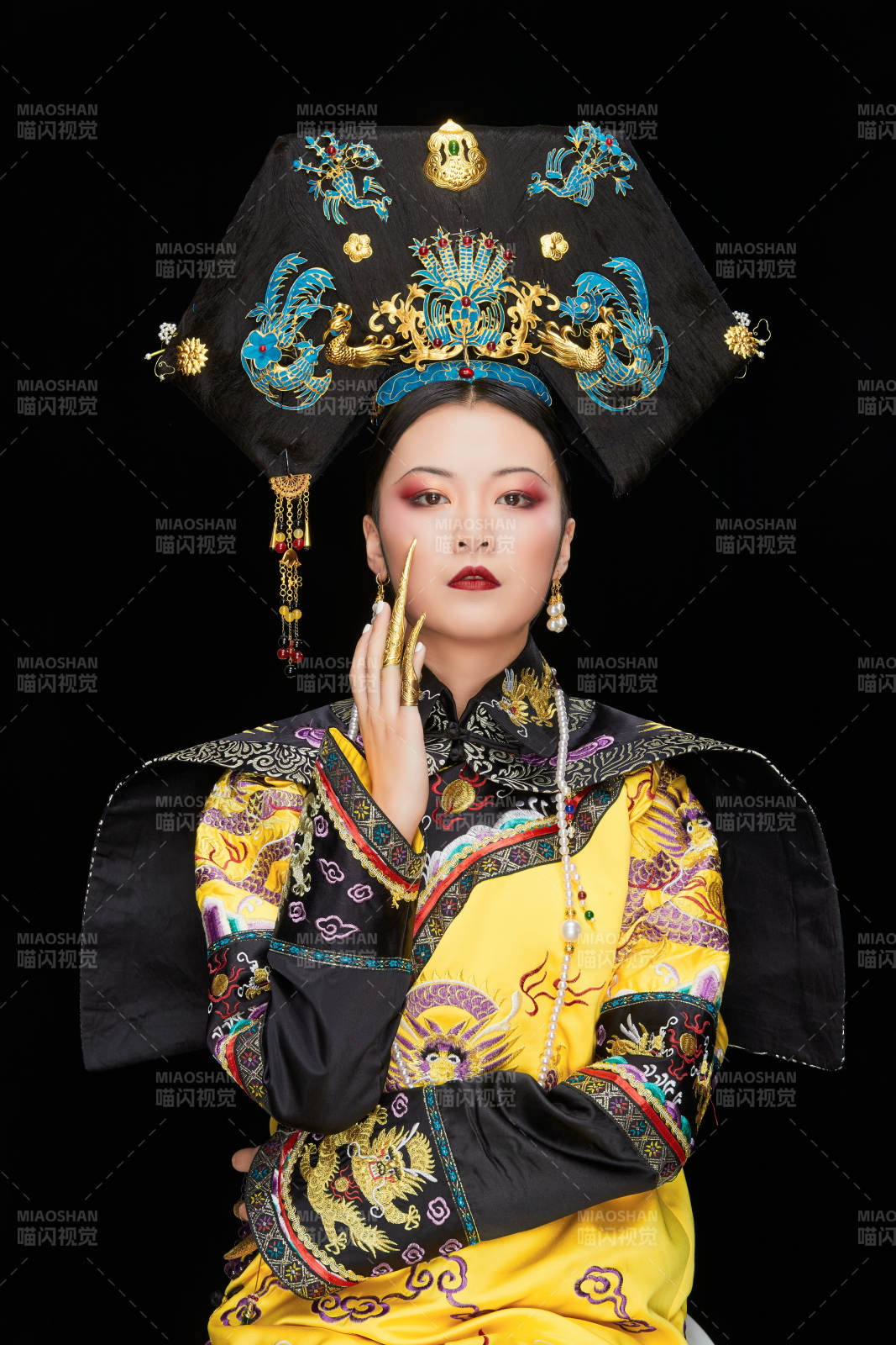黑色背景下的清代皇后古裝造型清朝古裝