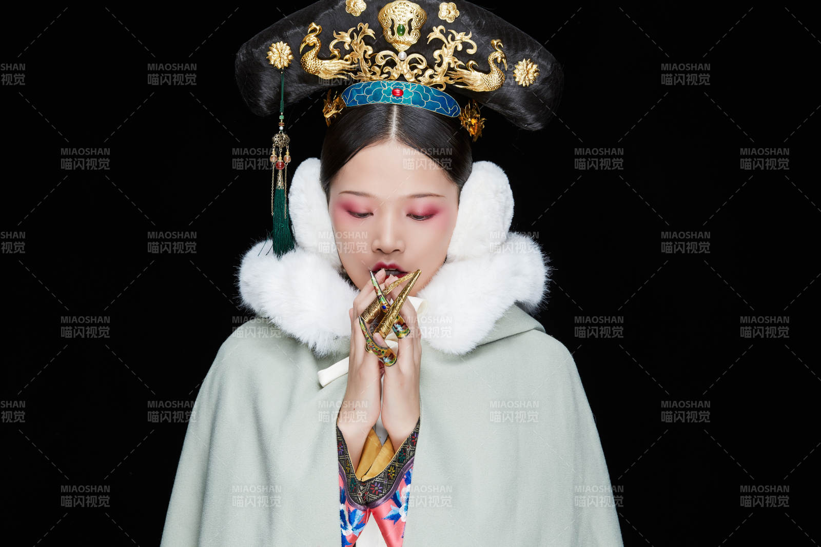 黑色背景下的清代女性古裝造型清朝古裝