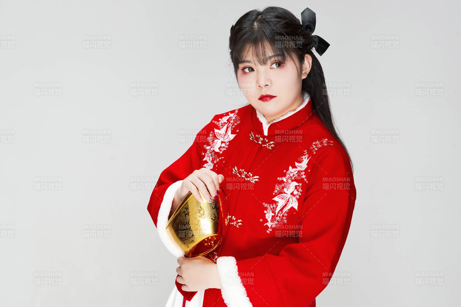 手捧金元寶身穿喜慶漢服的可愛少女