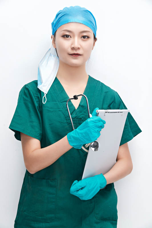 白色背景下的外科手术医疗人员形象