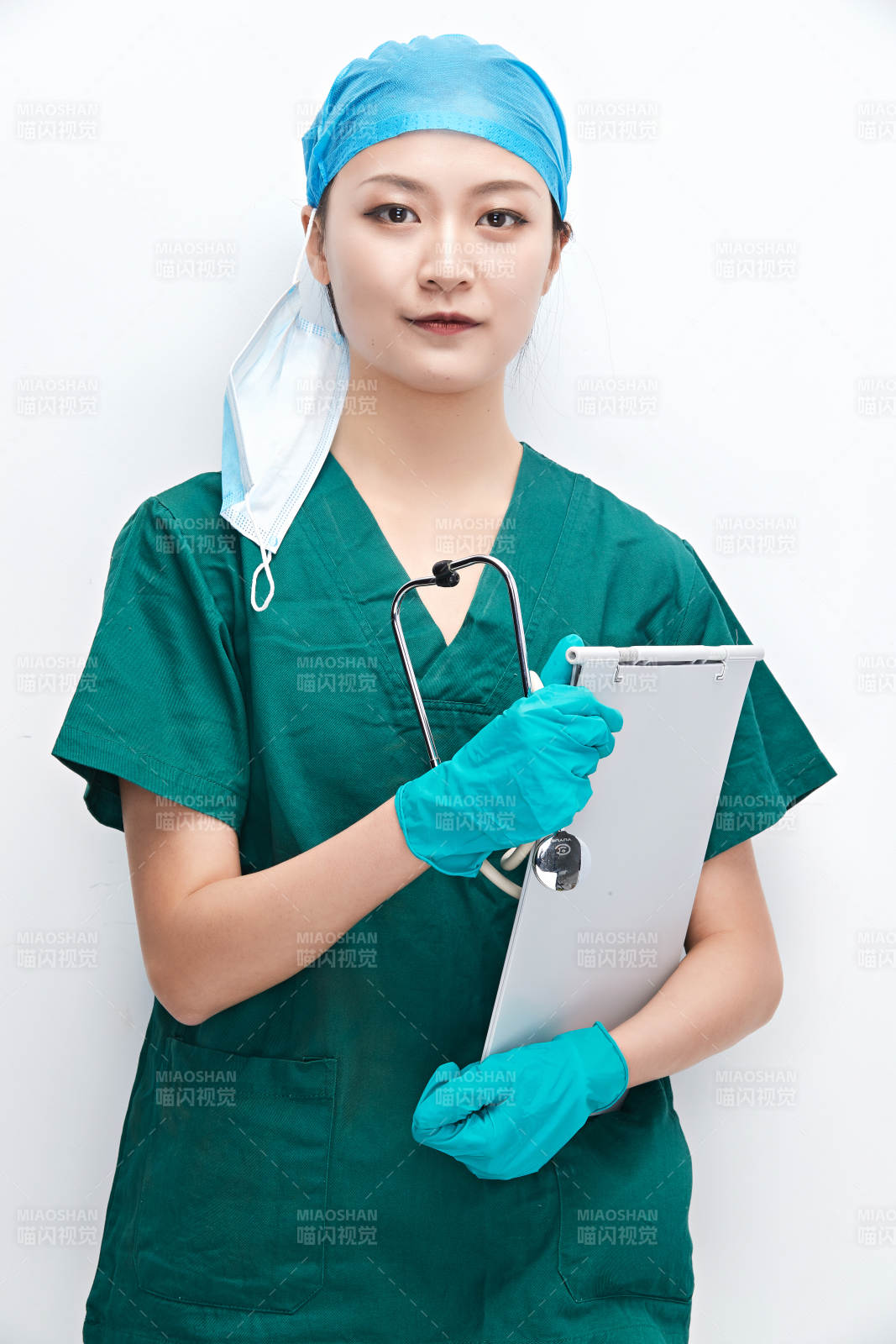 白色背景下的外科手术医疗人员形象