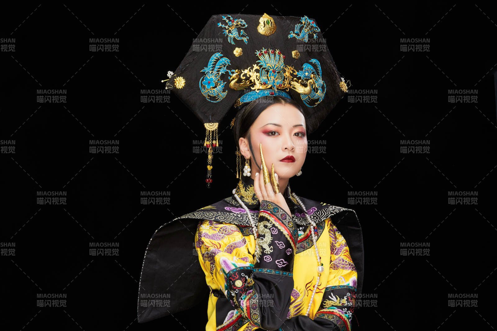 黑色背景下的清代皇后古裝造型清朝古裝