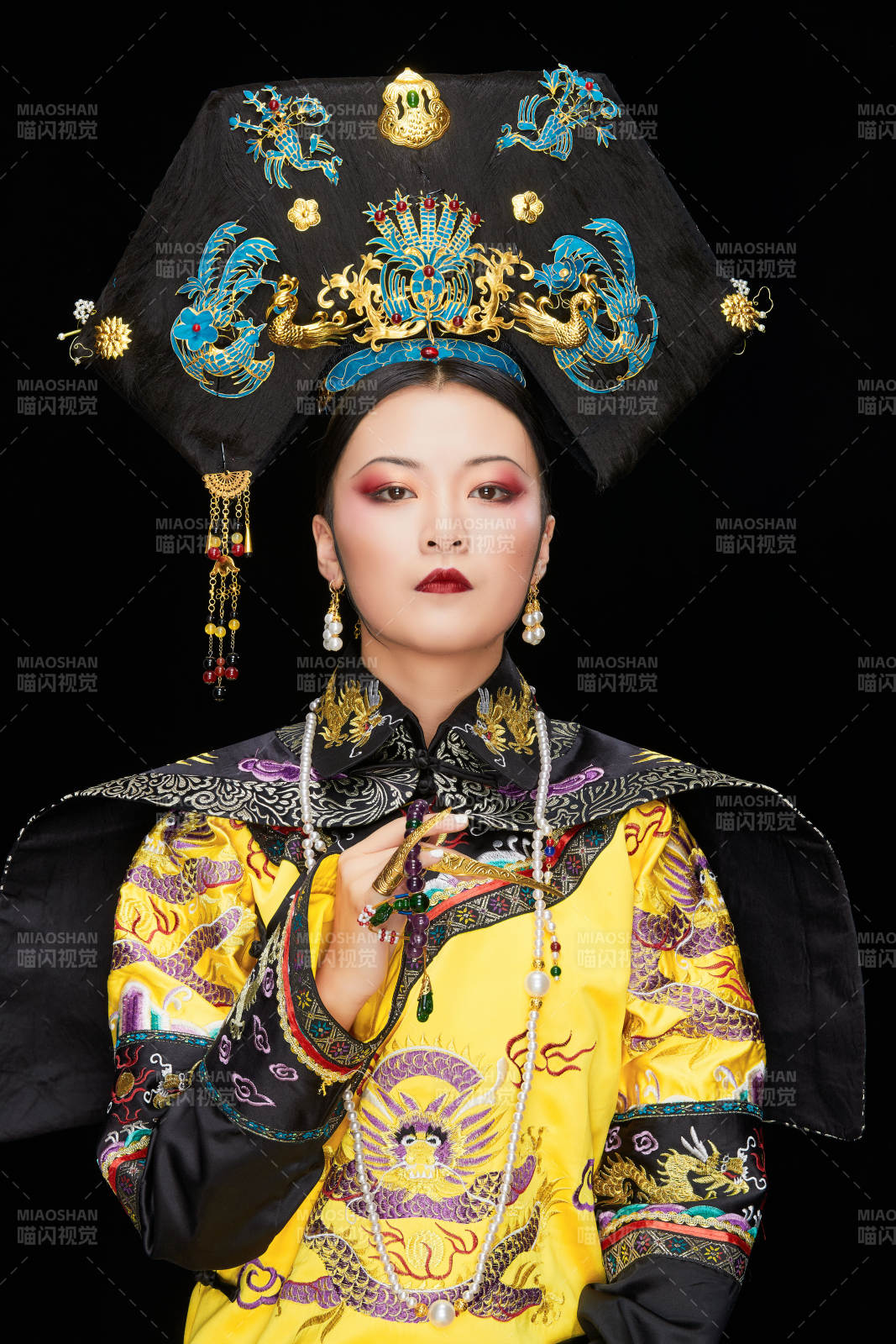 黑色背景下的清代皇后古裝造型清朝古裝