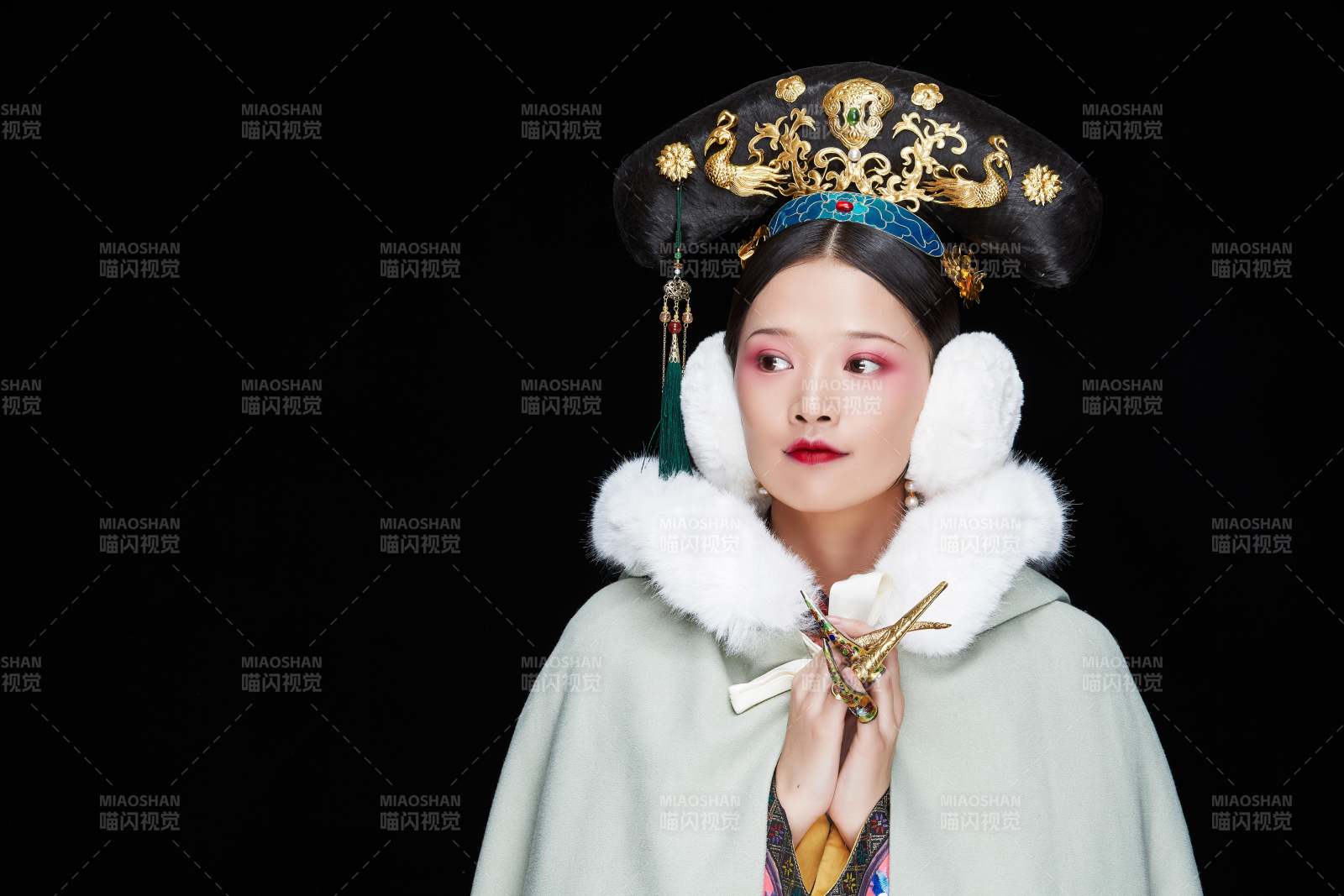 黑色背景下的清代女性古裝造型清朝古裝