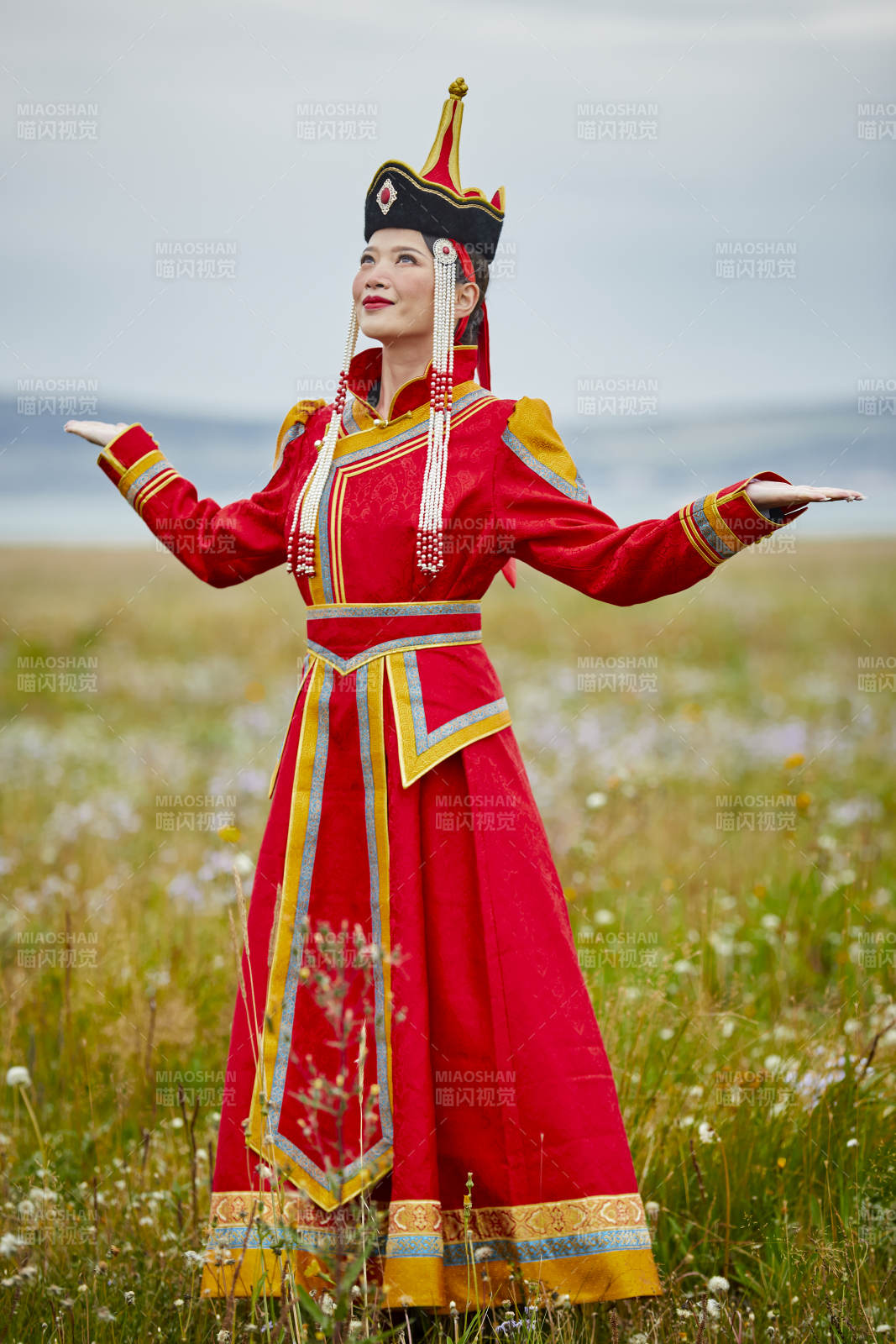 草原上身穿豪華蒙古族服飾的蒙族少女