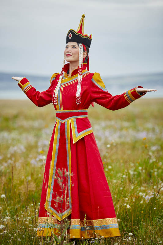草原上身穿豪华蒙古族服饰的蒙族少女