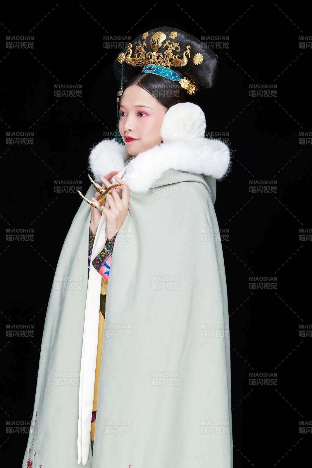 黑色背景下的清代女性古裝造型清朝古裝