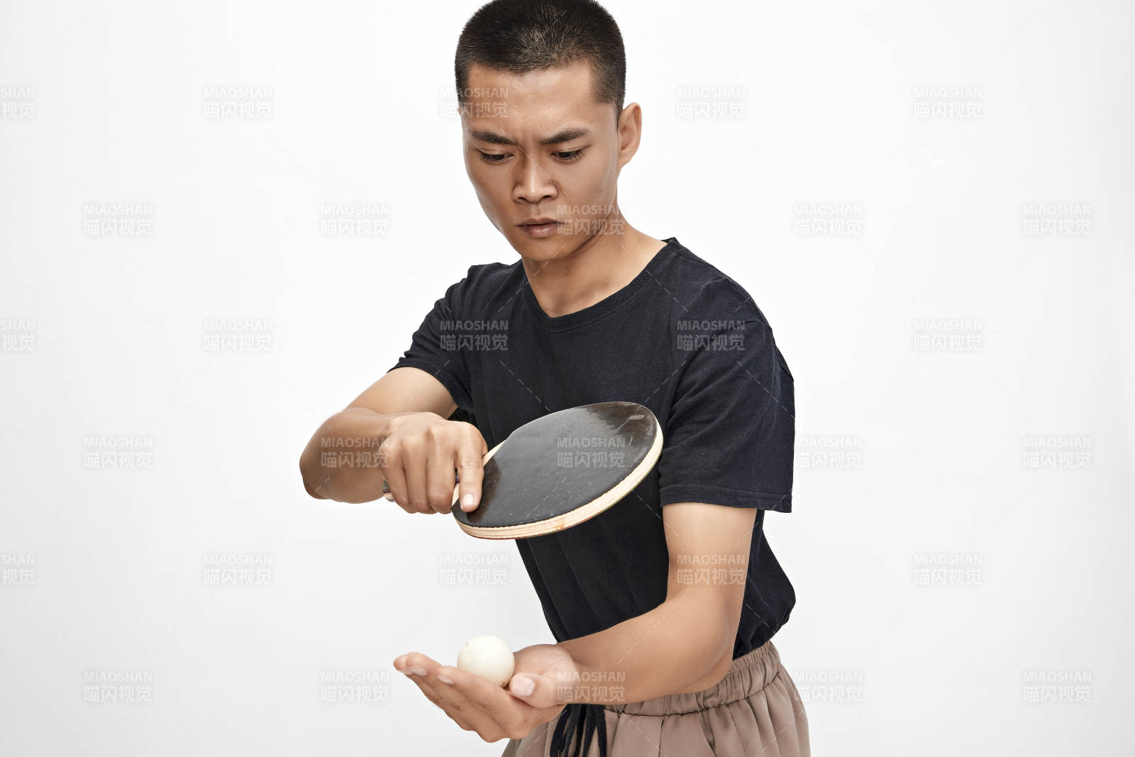 白色背景下健碩的亞洲乒乓球運動員形象