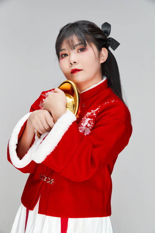 手捧金元宝身穿喜庆汉服的可爱少女