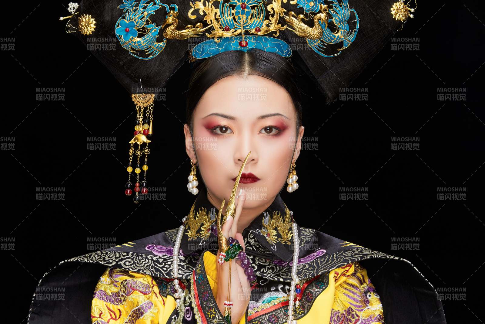 黑色背景下的清代皇后古裝造型清朝古裝