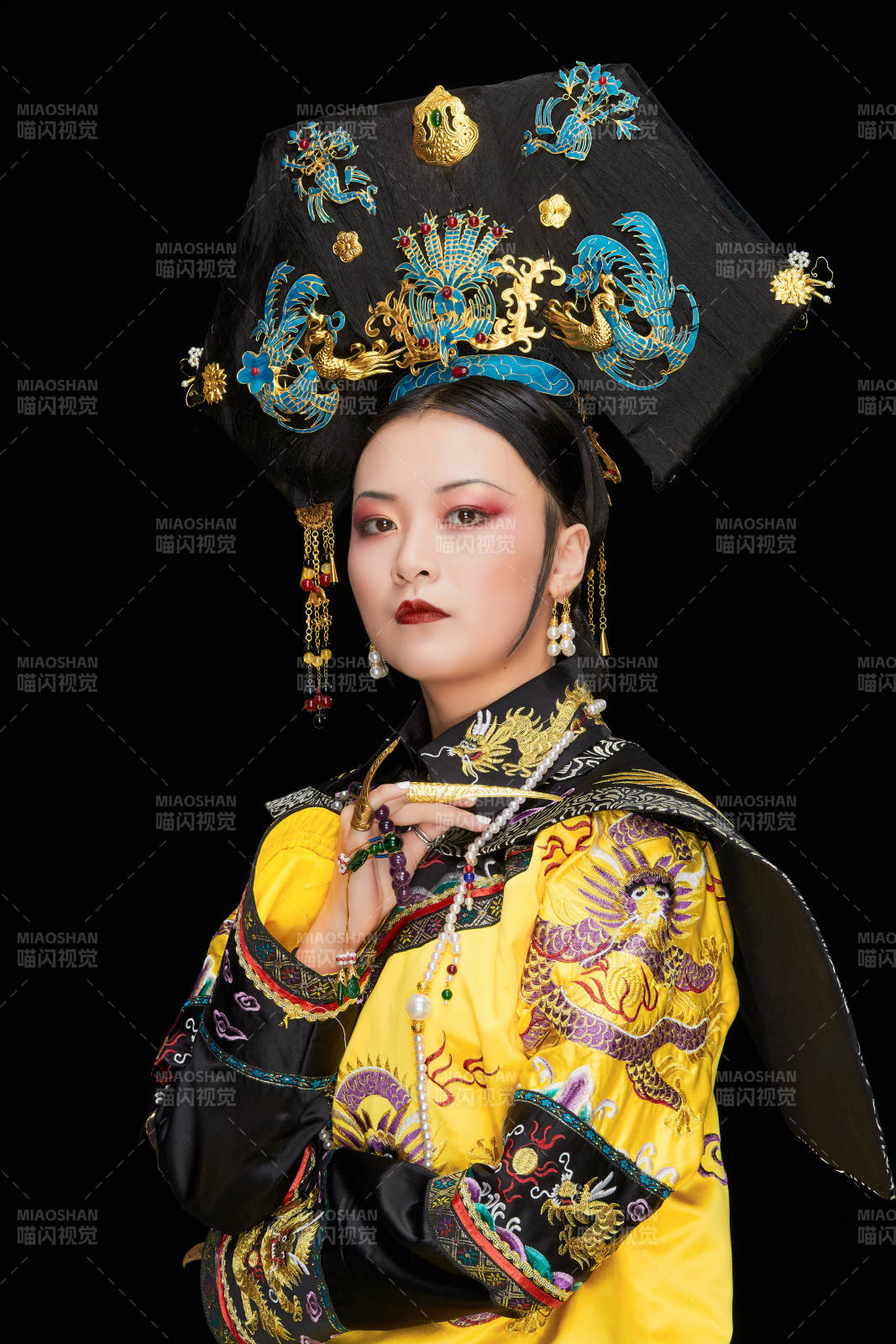 黑色背景下的清代皇后古裝造型清朝古裝