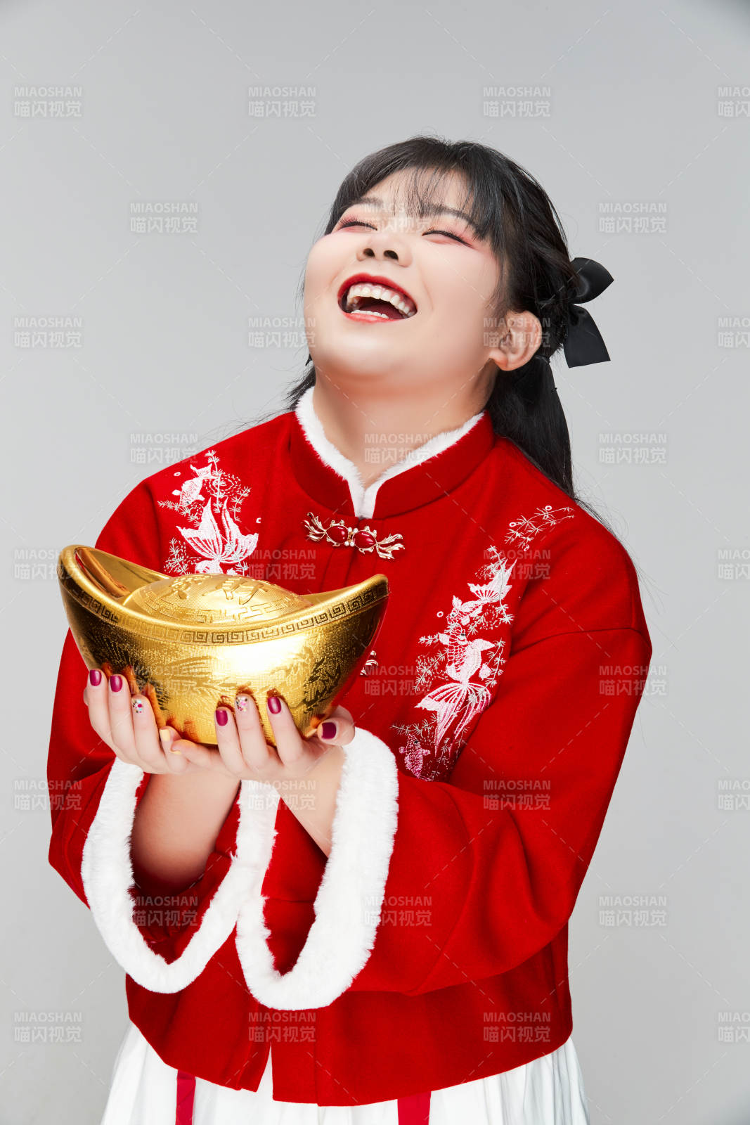 手捧金元寶身穿喜慶漢服的可愛少女
