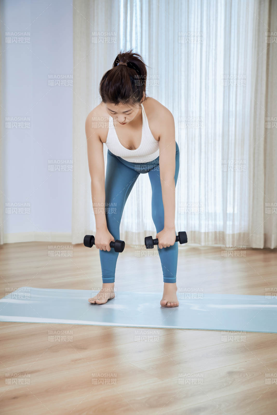 做瑜伽动作的亚洲年轻女性