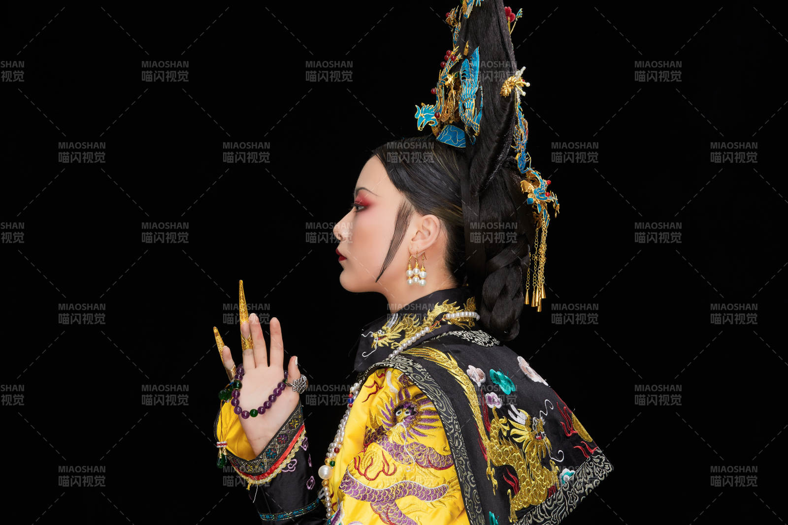 黑色背景下的清代皇后古裝造型清朝古裝