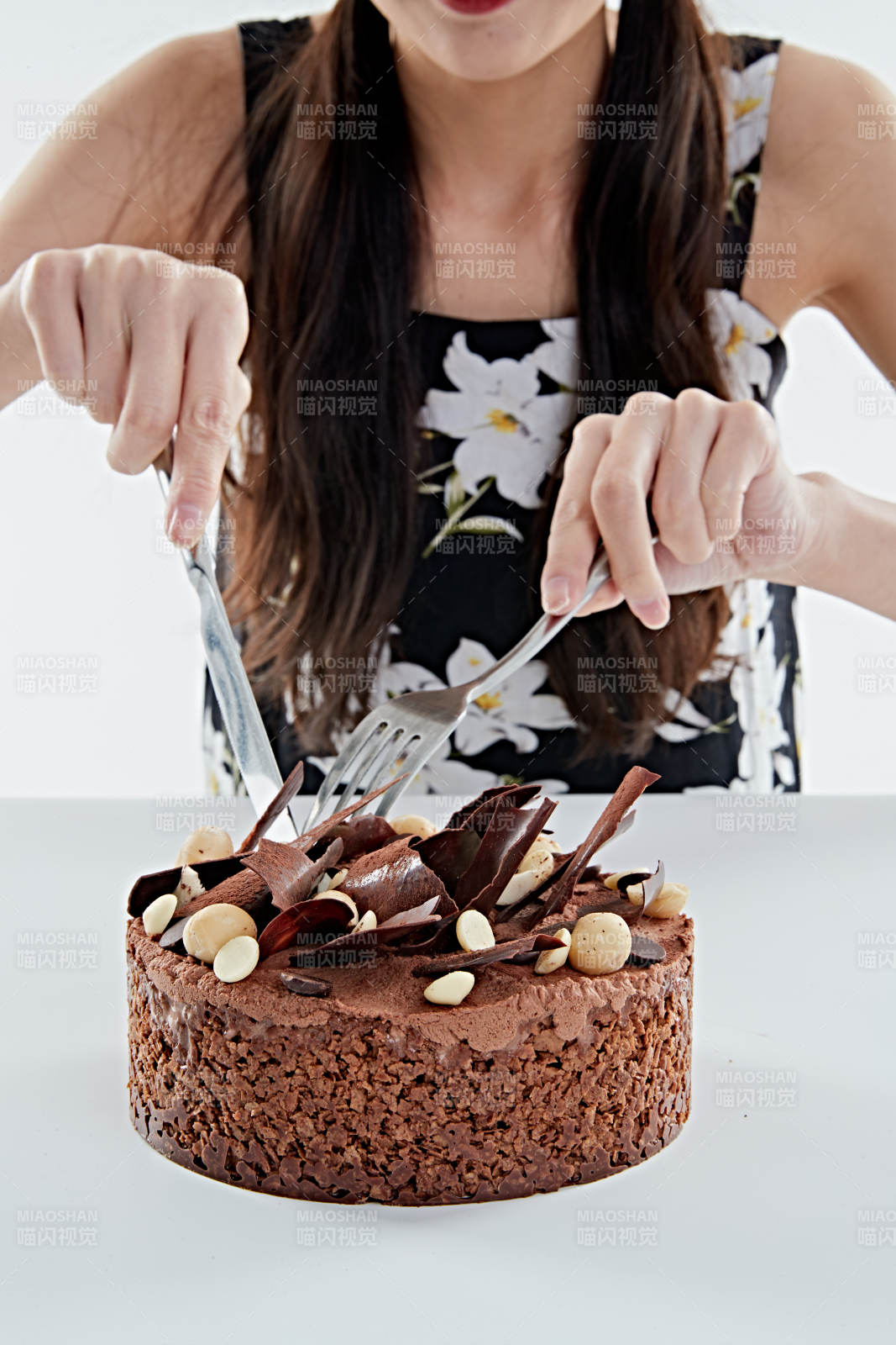 喝紅酒品嘗蛋糕的年輕女性