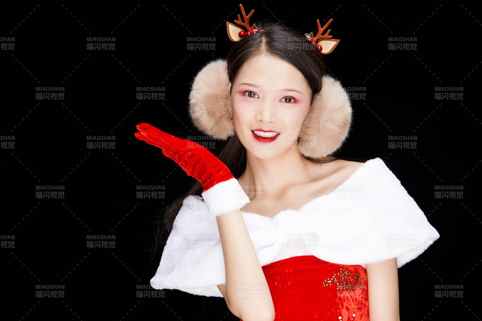 身穿圣誕服飾手提購物袋性感可愛的圣誕女郎