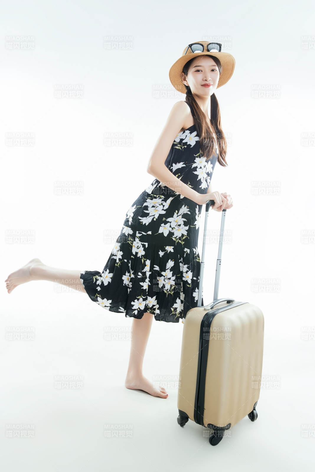 白色背景下准备出发旅行的美丽东方女大学生图片